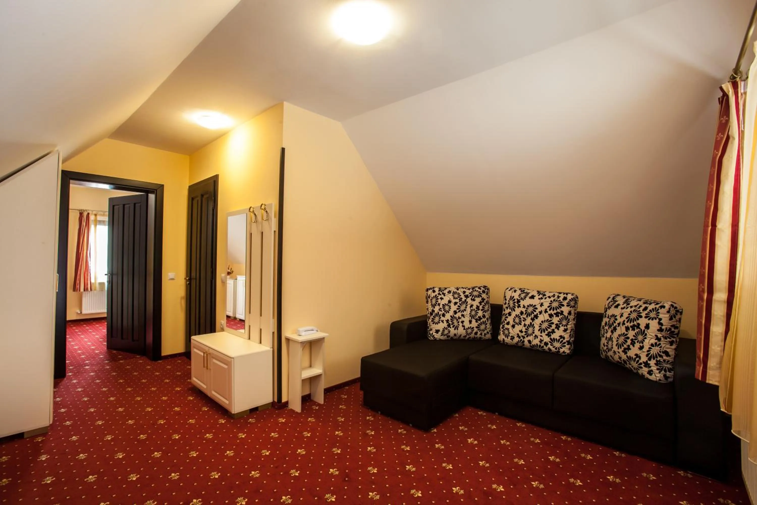 Living room in Extravagance Hotel