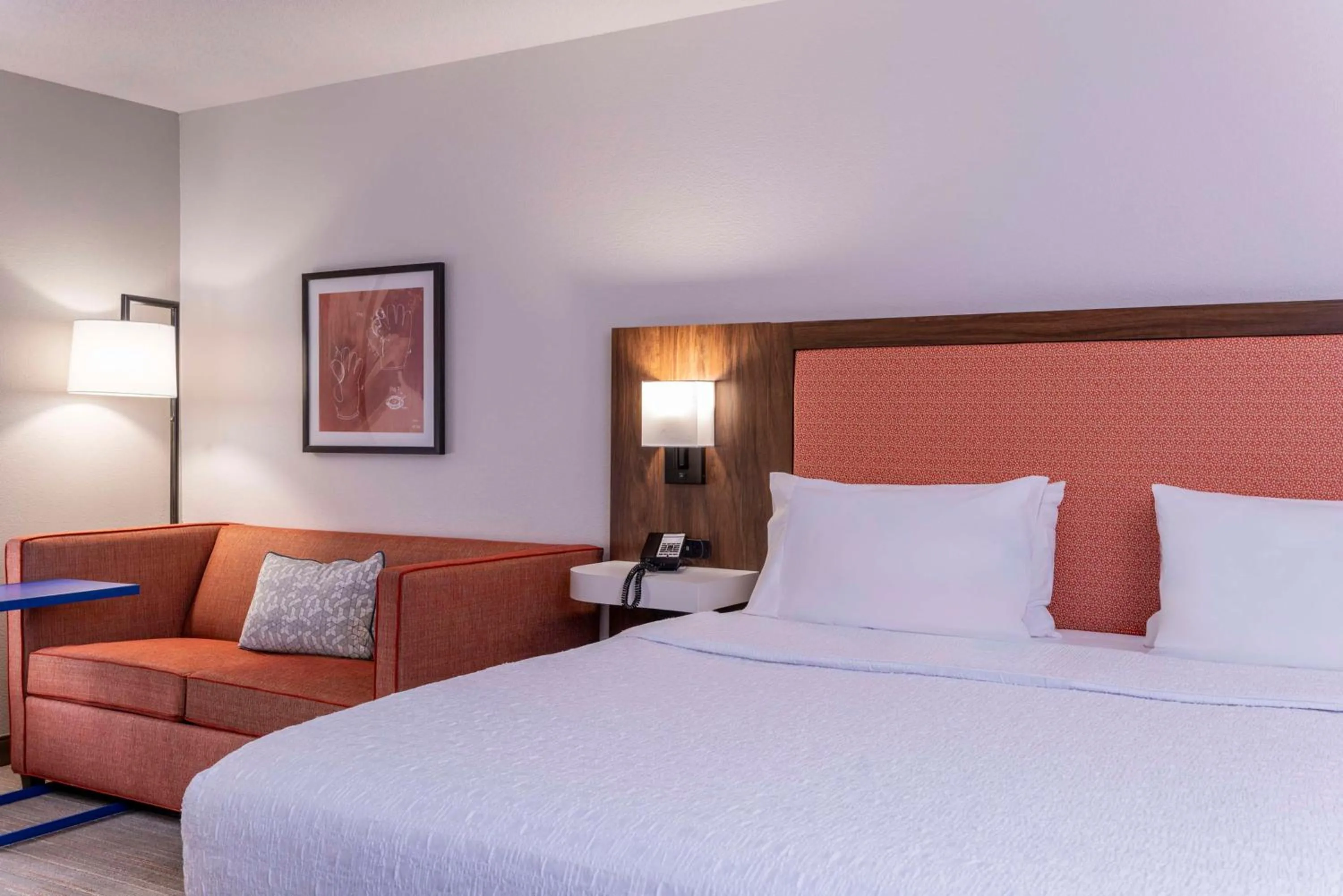 Living room, Bed in Hampton Inn & Suites St. Louis-Chesterfield