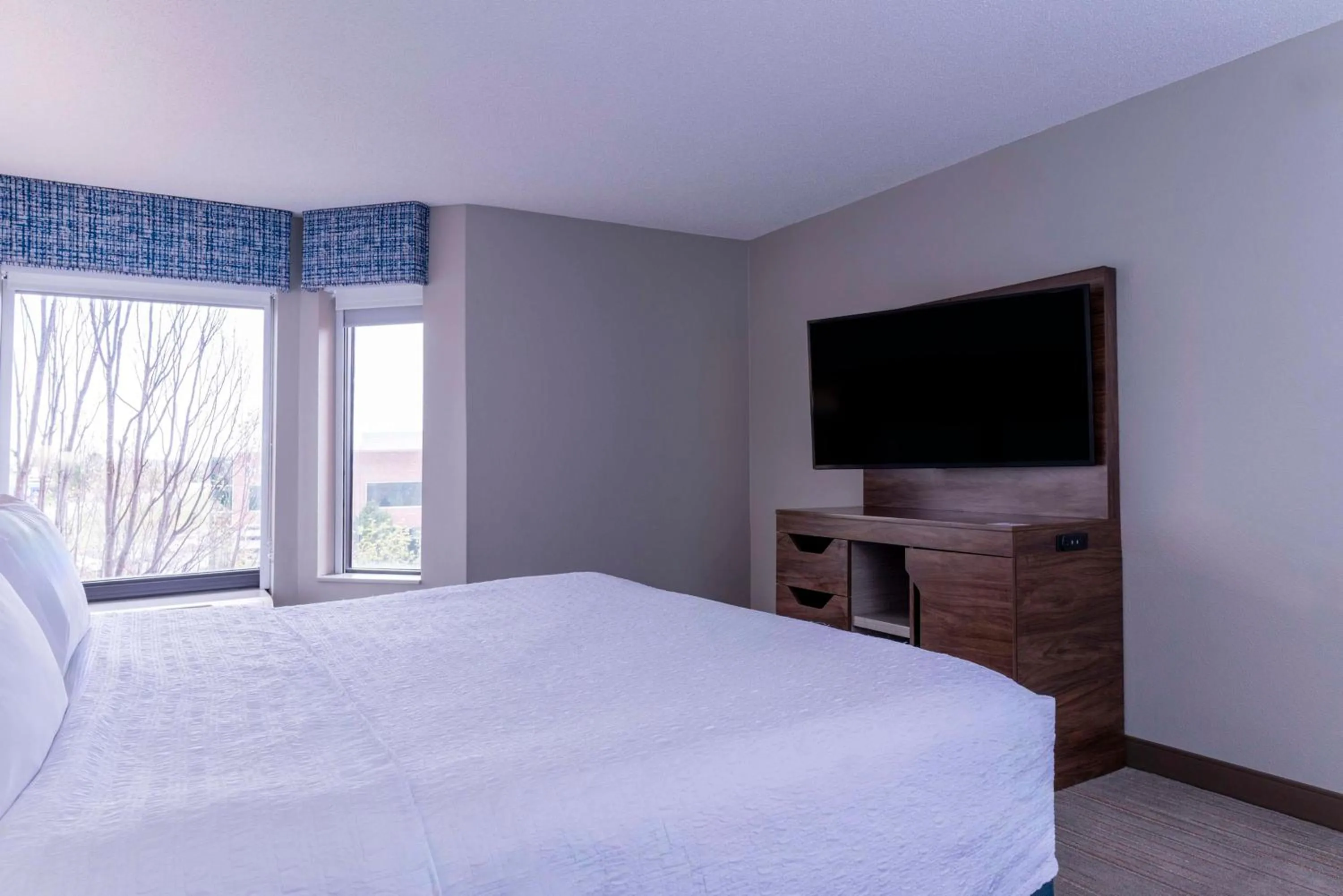 Bed in Hampton Inn & Suites St. Louis-Chesterfield