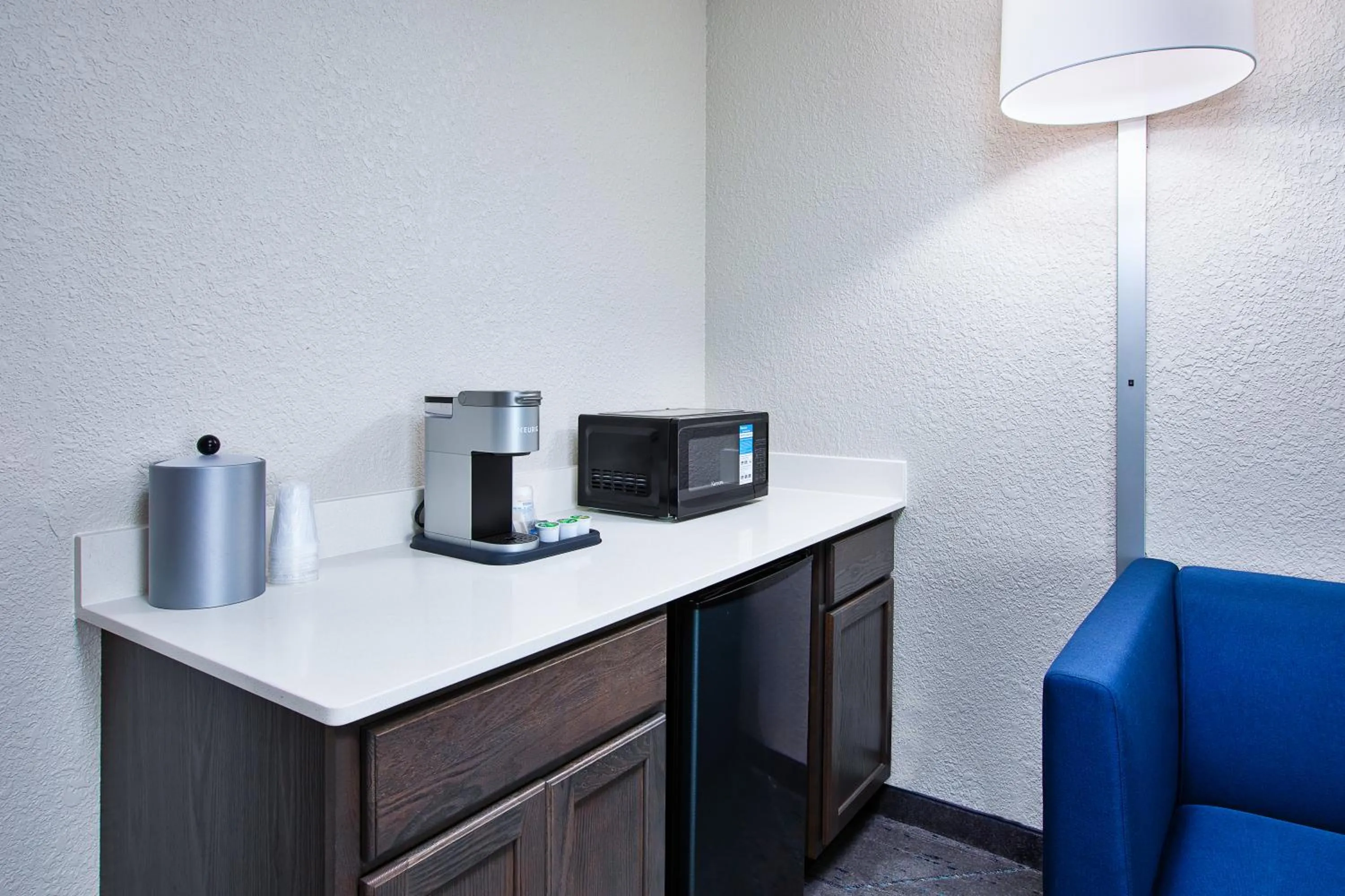 Living room in Holiday Inn Express & Suites Eden Prairie - Minneapolis by IHG