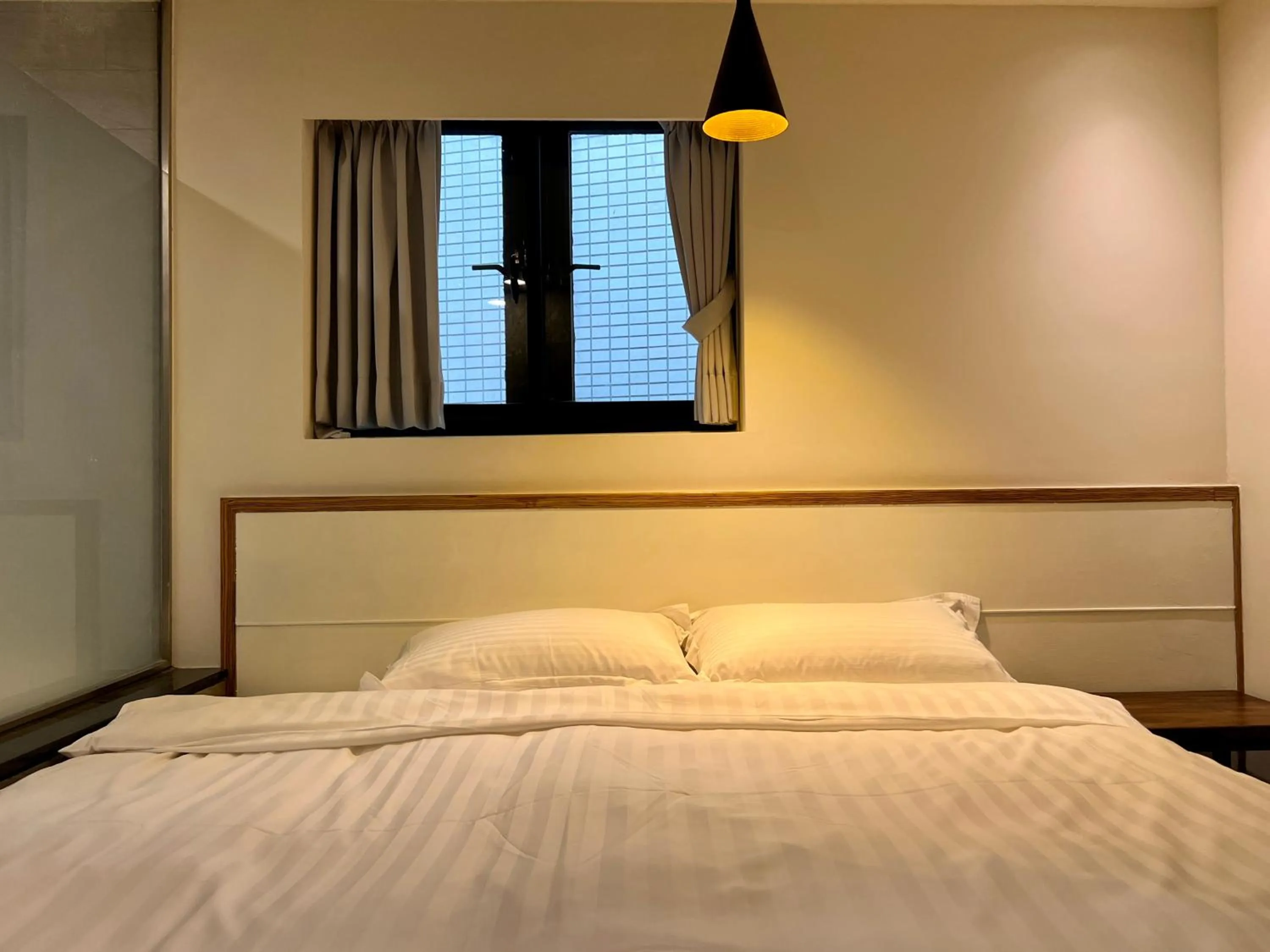 Photo of the whole room, Bed in Angel's Inn