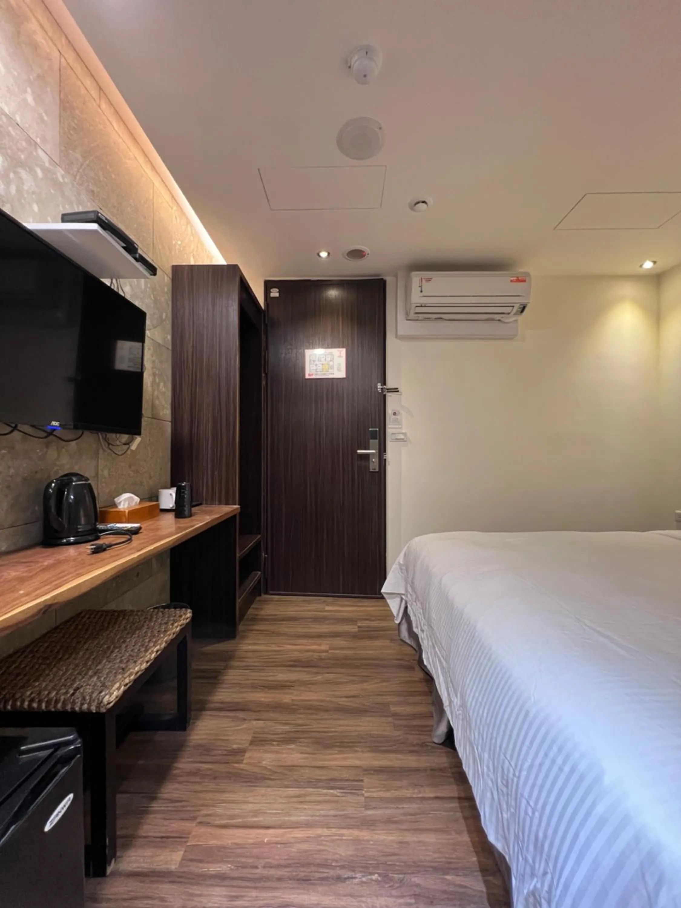 Photo of the whole room, Bed in Angel's Inn