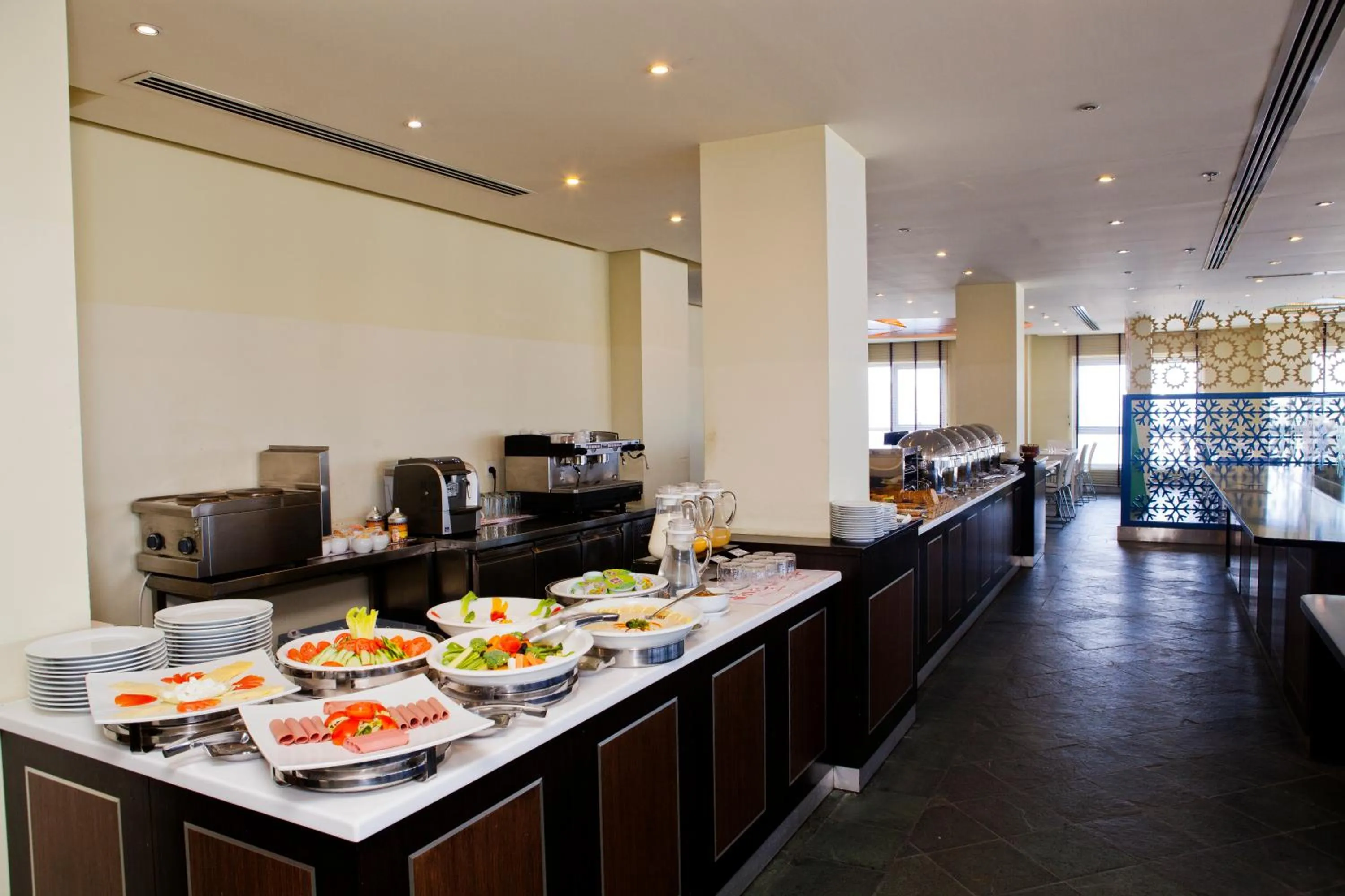 Restaurant/places to eat in Al Raya Suites Hotel
