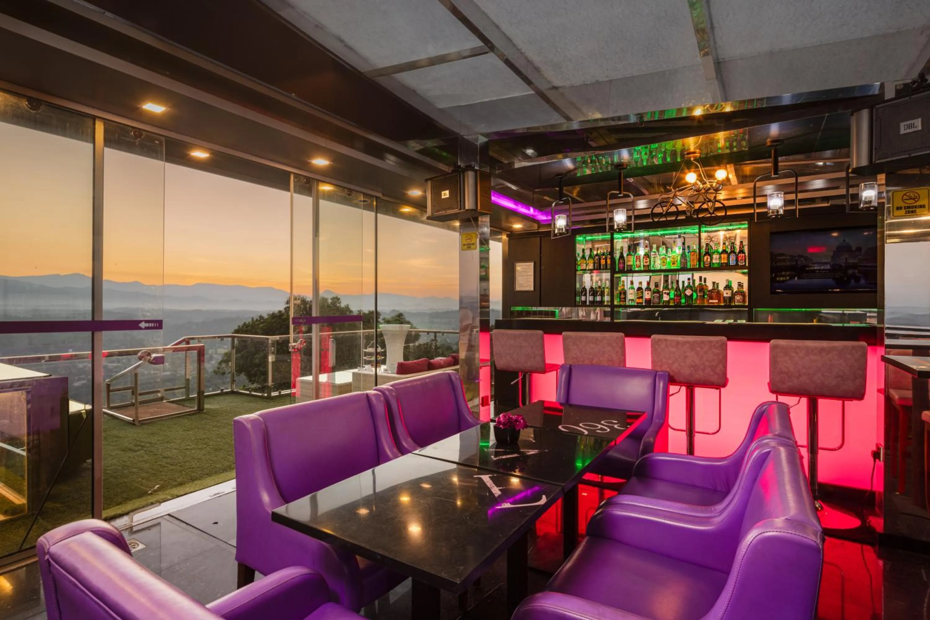 Lounge or bar in View360