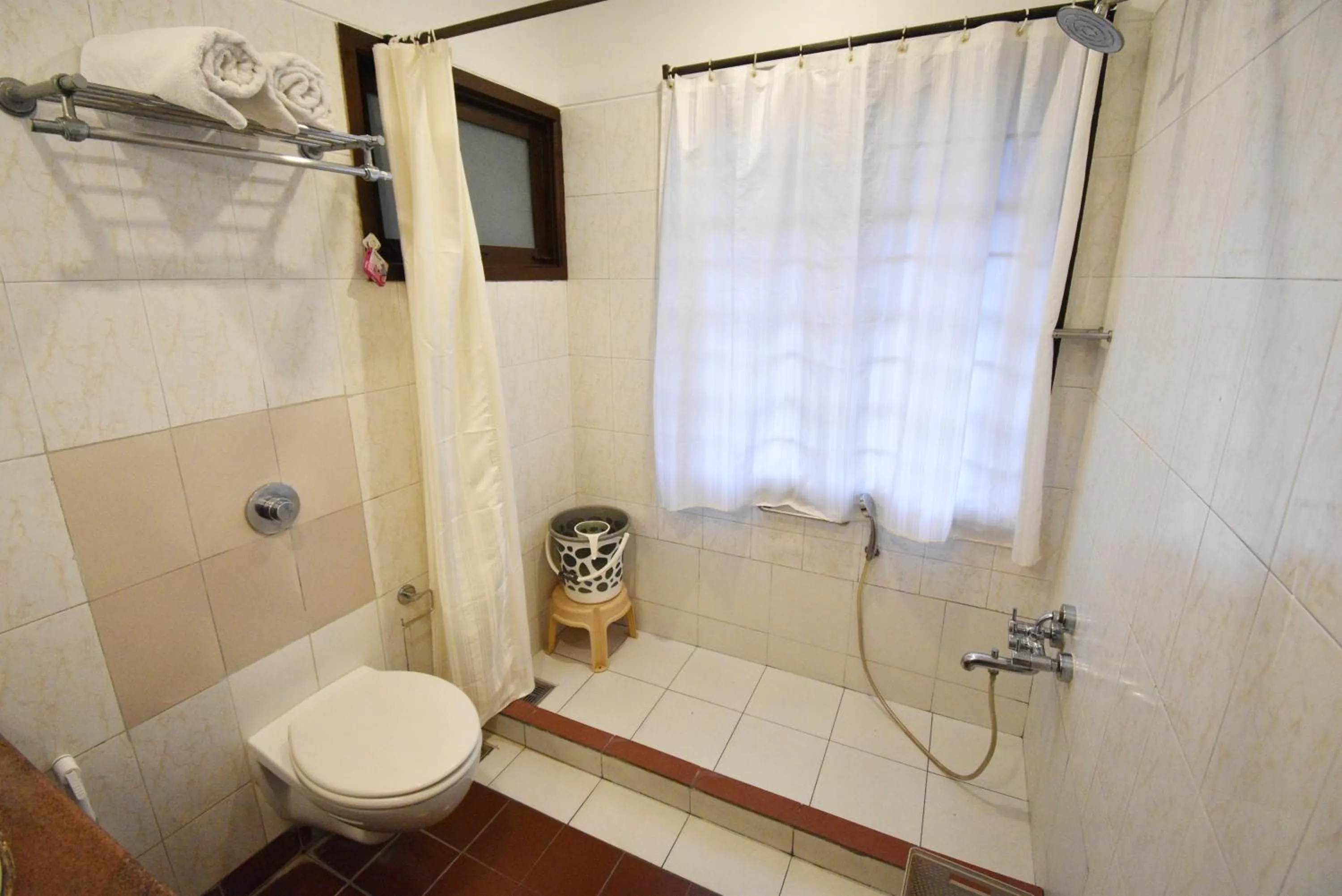 Bathroom in Pondicherry Executive Inn