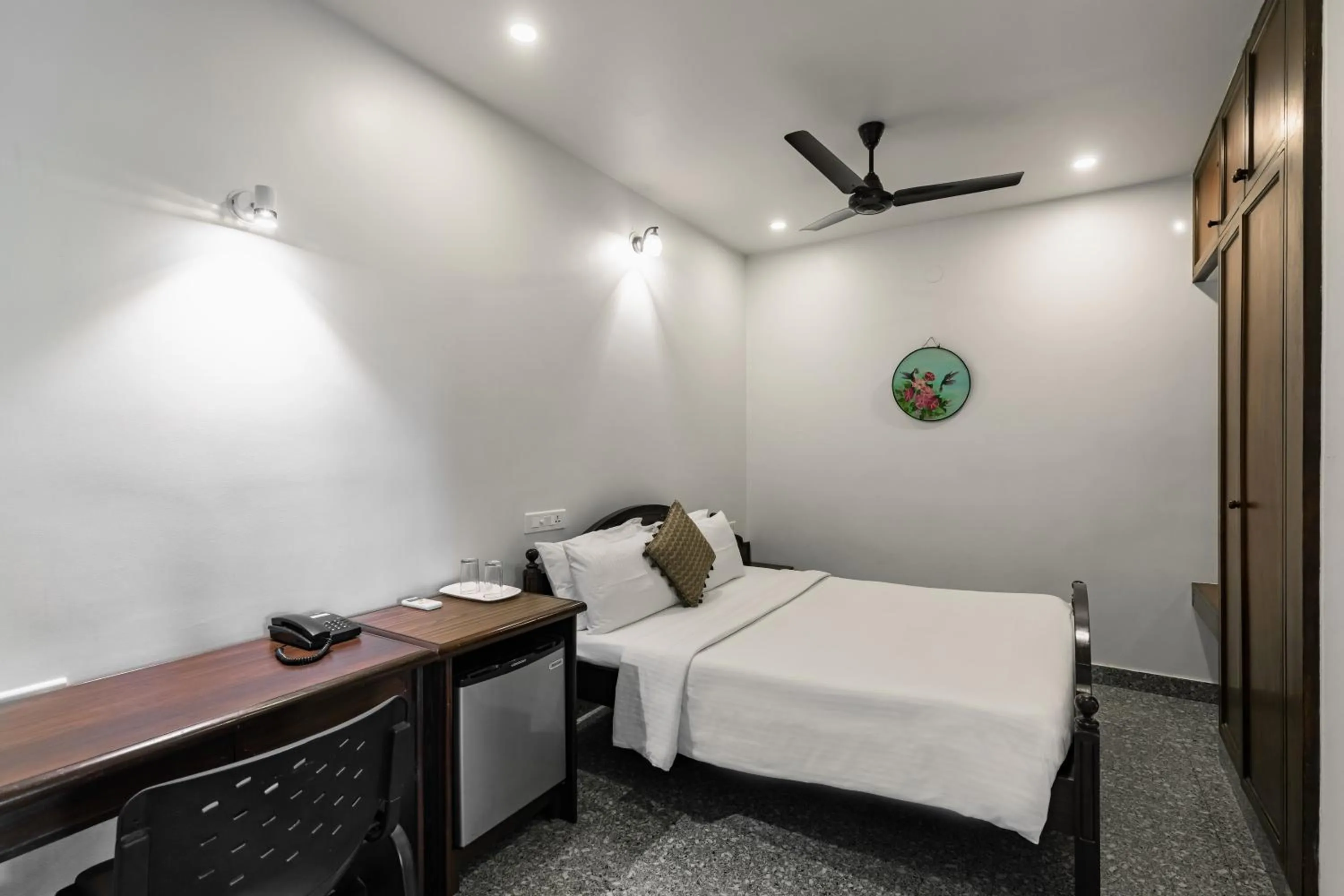 Bedroom, Bed in Pondicherry Executive Inn