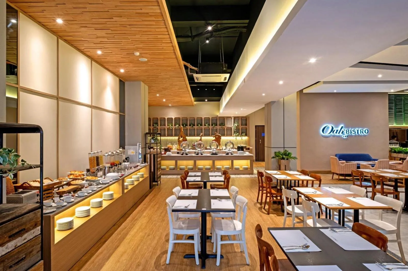 Restaurant/places to eat in Oakwood Merdeka Bandung