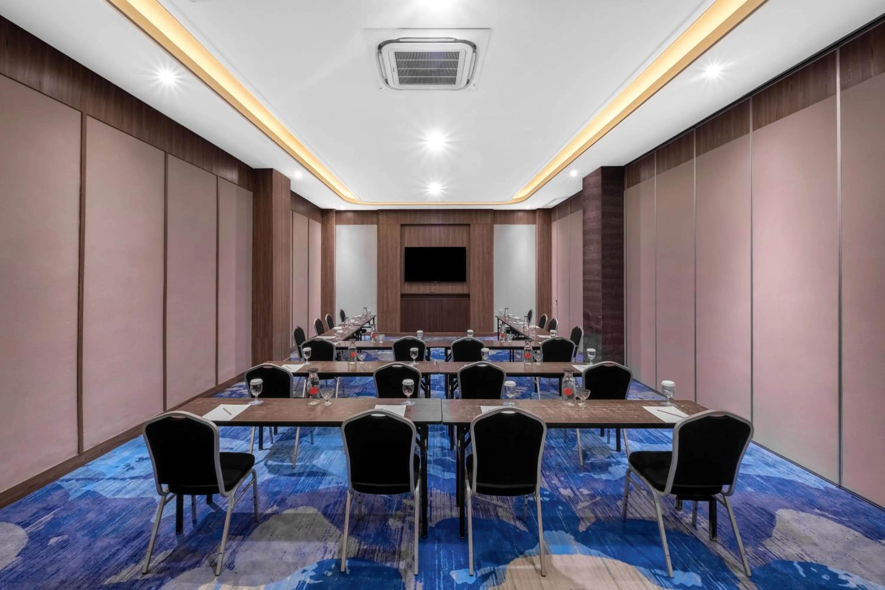 Meeting/conference room in FOX HARRIS City Center Bandung