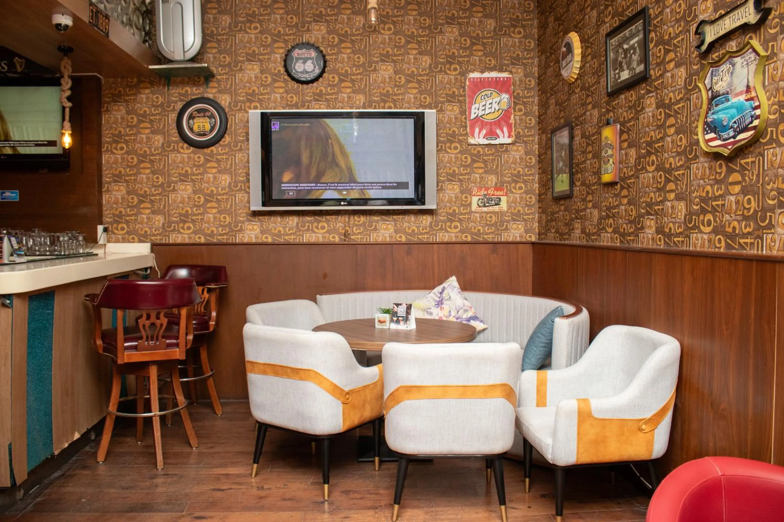 Restaurant/places to eat in Dragon Beach Hotel