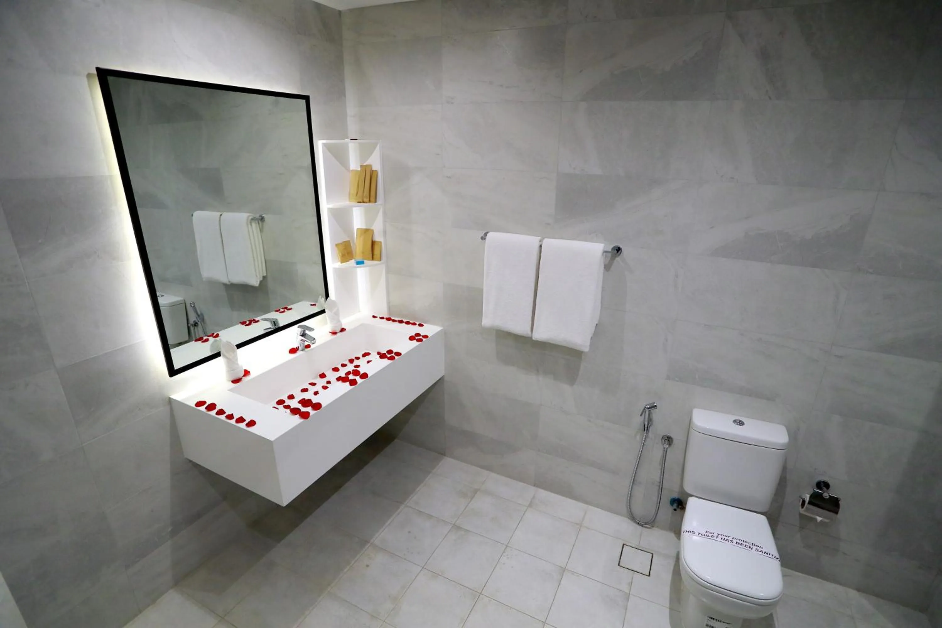 Shower in Dragon Beach Hotel