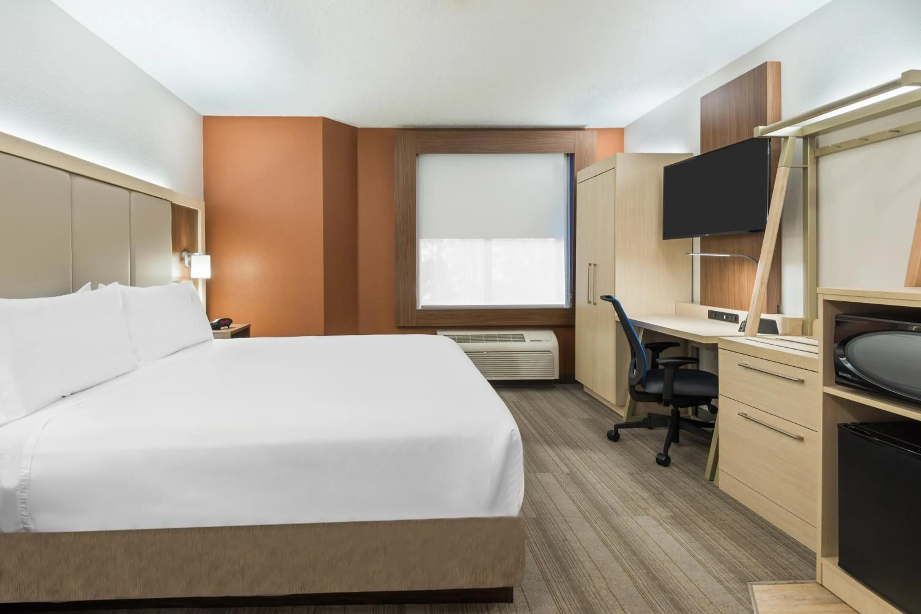 Bedroom, Bed in Holiday Inn Express & Suites - Nearest Universal Orlando by IHG