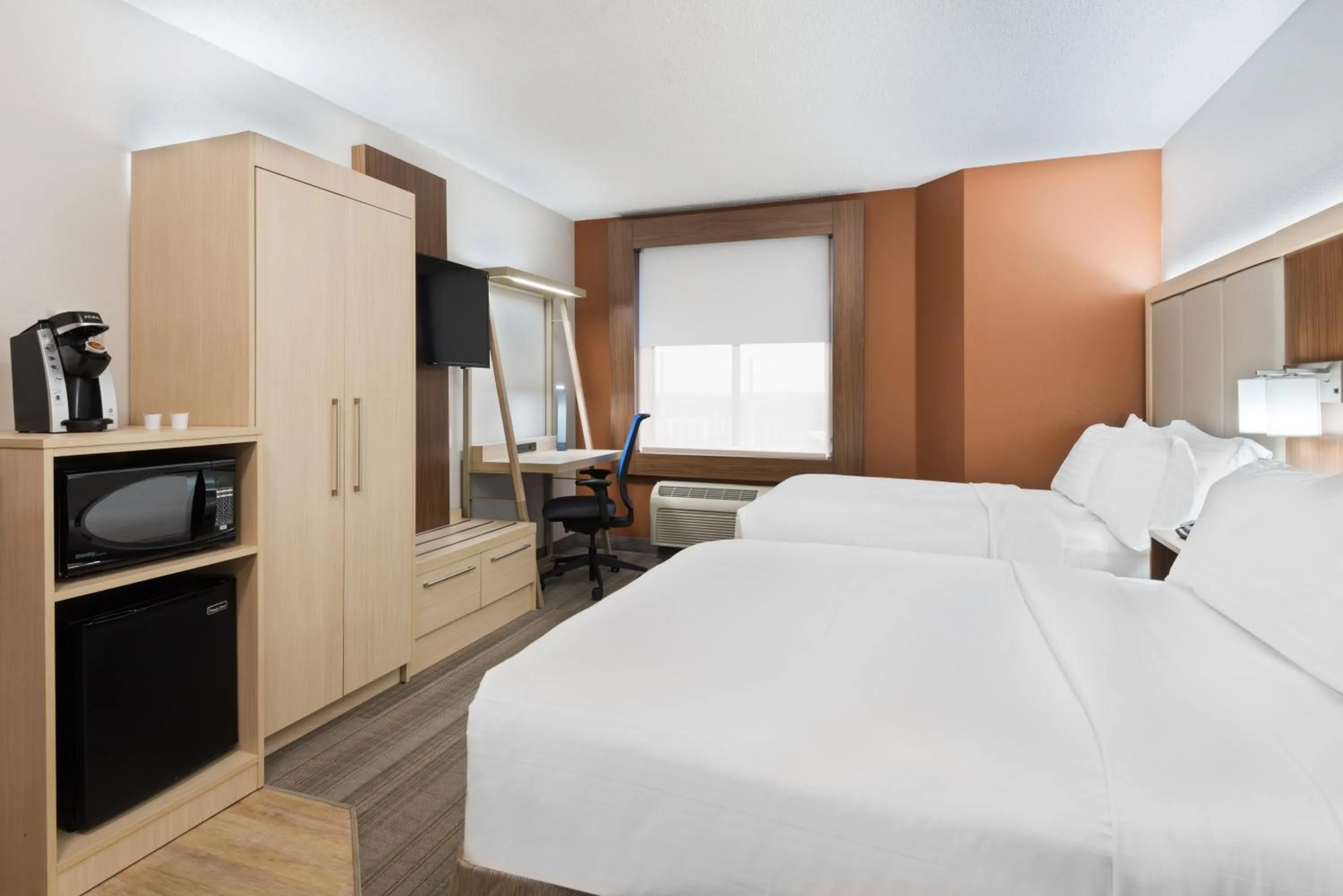Photo of the whole room, Bed in Holiday Inn Express & Suites - Nearest Universal Orlando by IHG