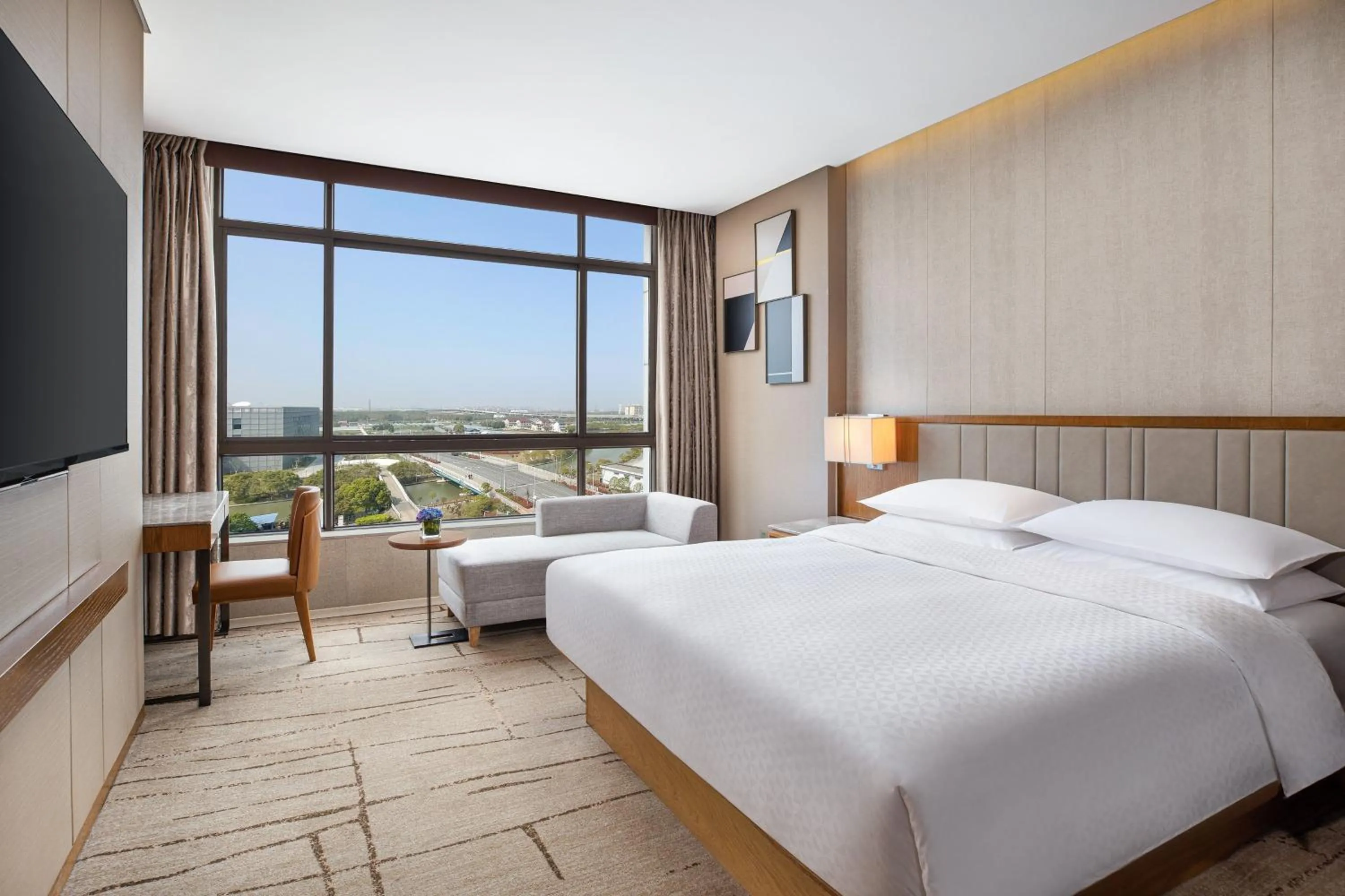 Photo of the whole room, Bed in Four Points by Sheraton Shanghai, Kangqiao