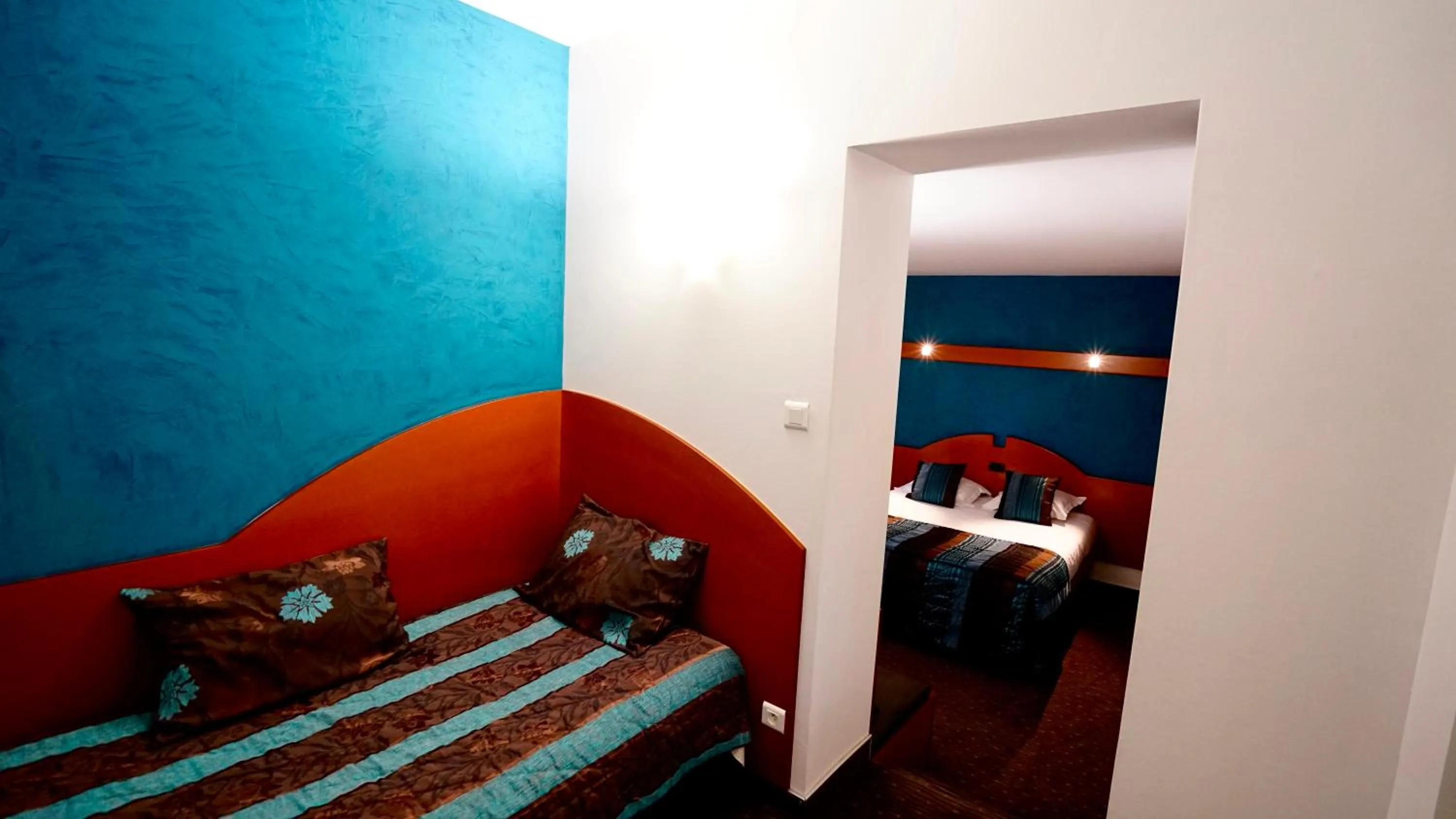 Bed in Logis Hôtel Relais de Vincey