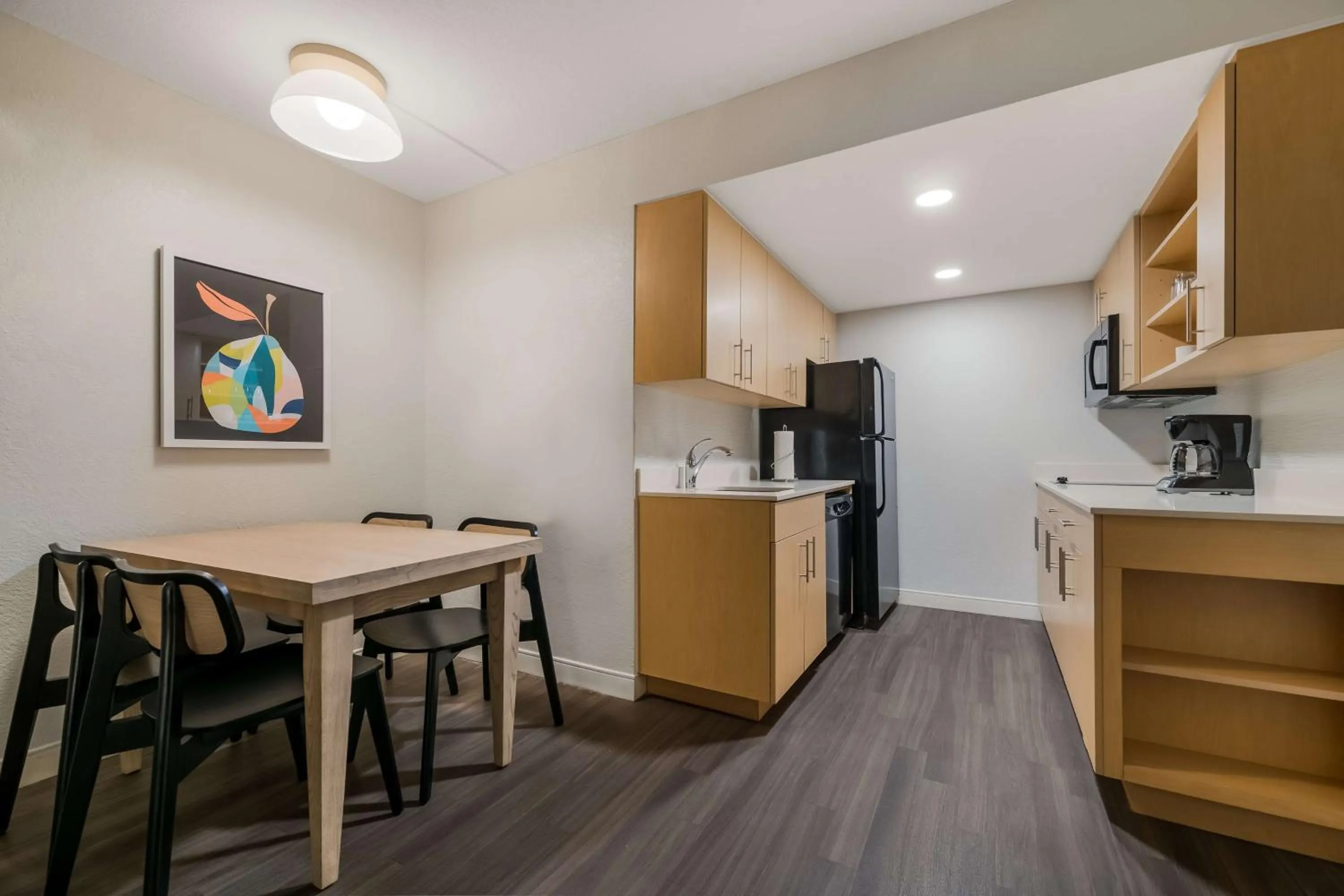 Kitchen or kitchenette in Sonesta ES Suites Orlando International Drive