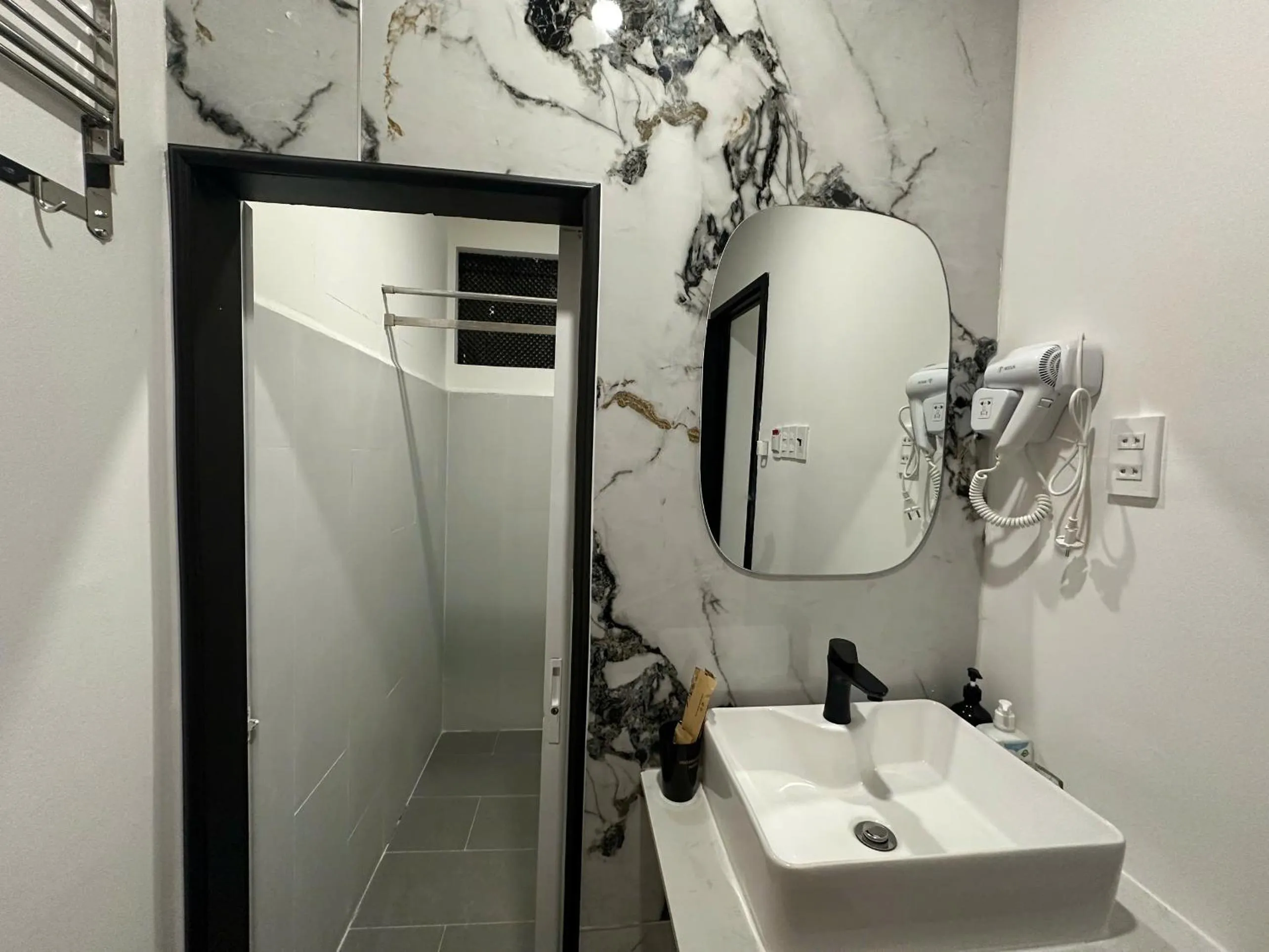 Shower in Phu Gia Hotel 193 Nguyen Thai Hoc