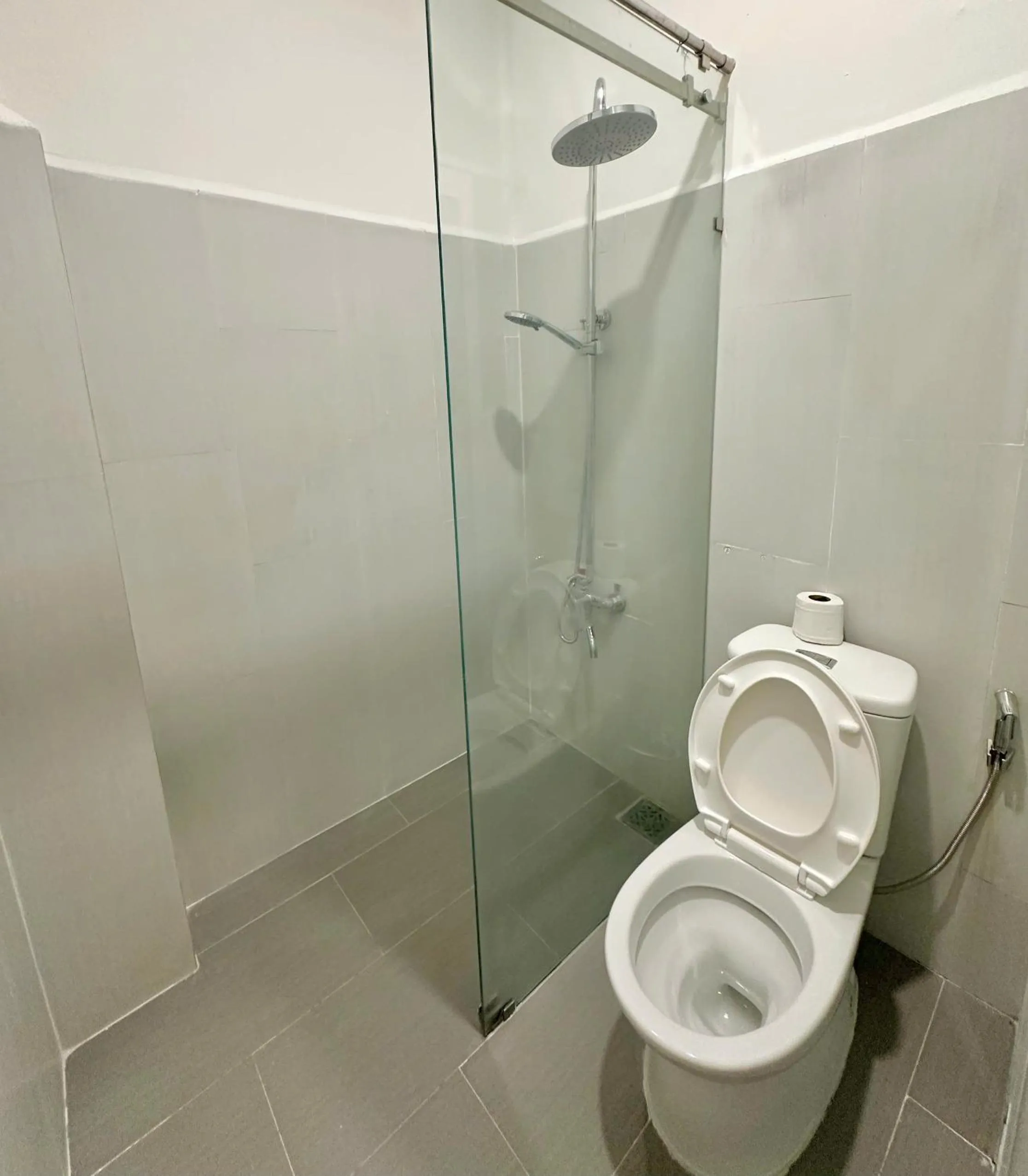 Shower in Phu Gia Hotel 193 Nguyen Thai Hoc