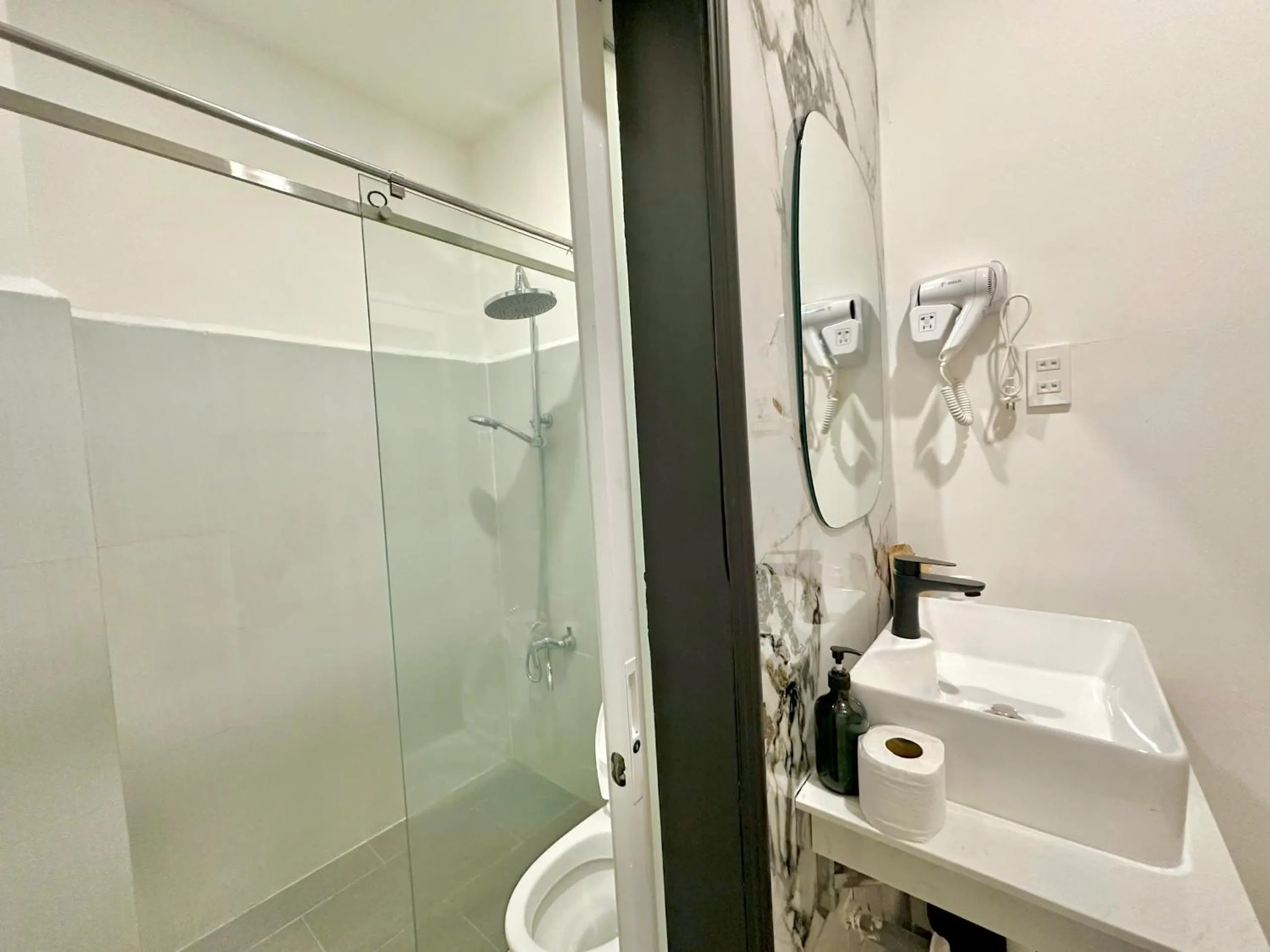 Shower in Phu Gia Hotel 193 Nguyen Thai Hoc