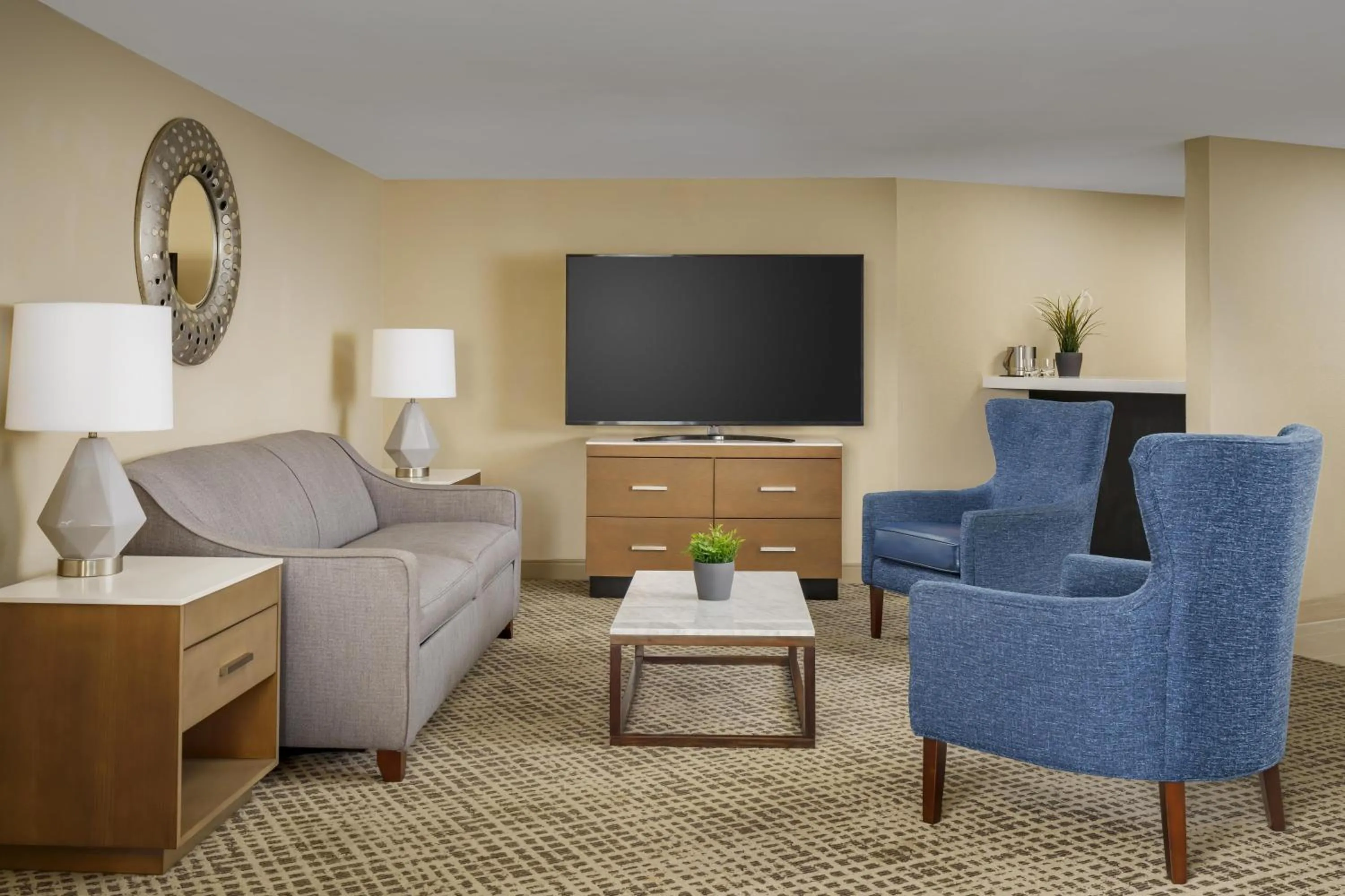 Living room in DoubleTree by Hilton Orlando Airport Hotel