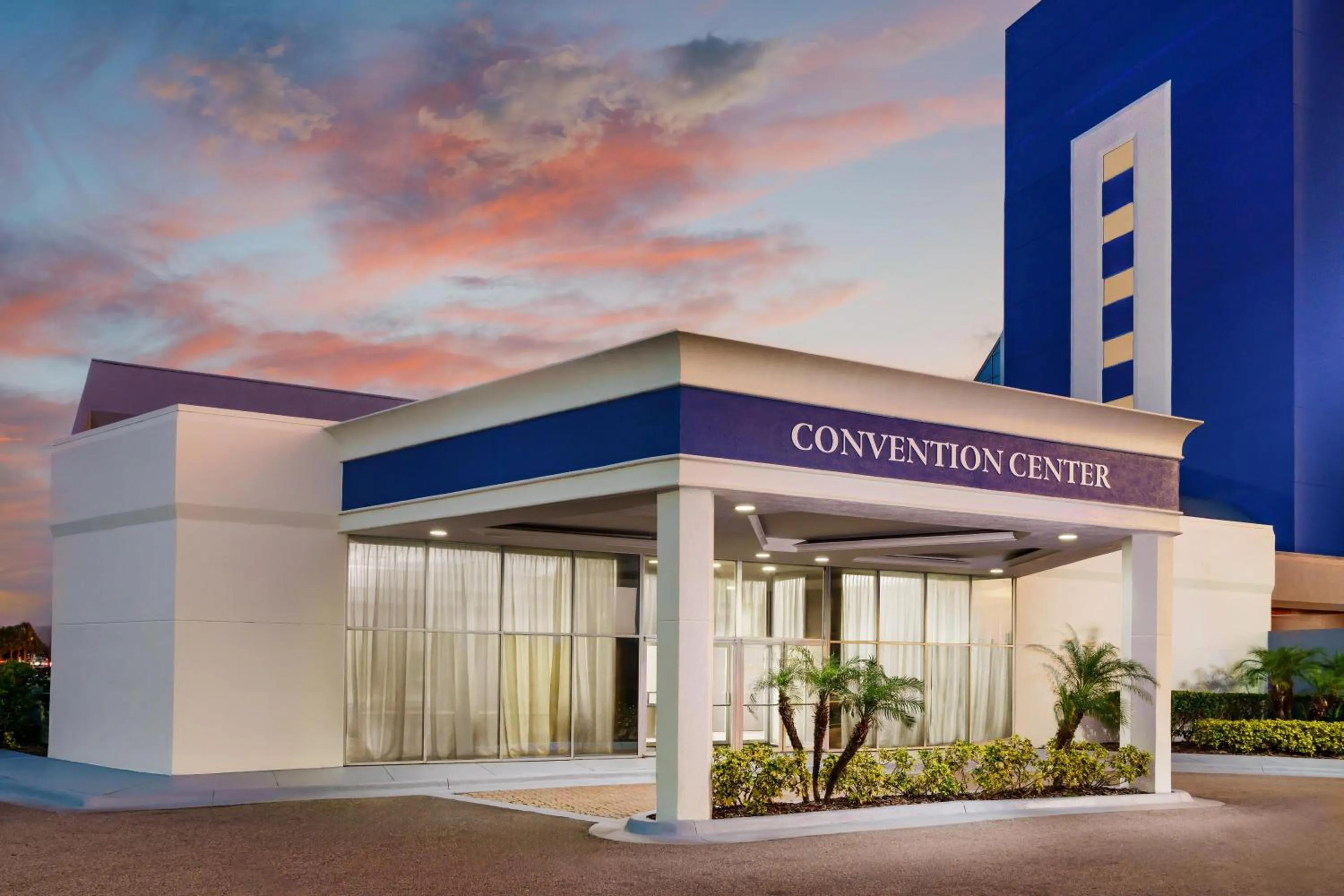 Property building in DoubleTree by Hilton Orlando Airport Hotel