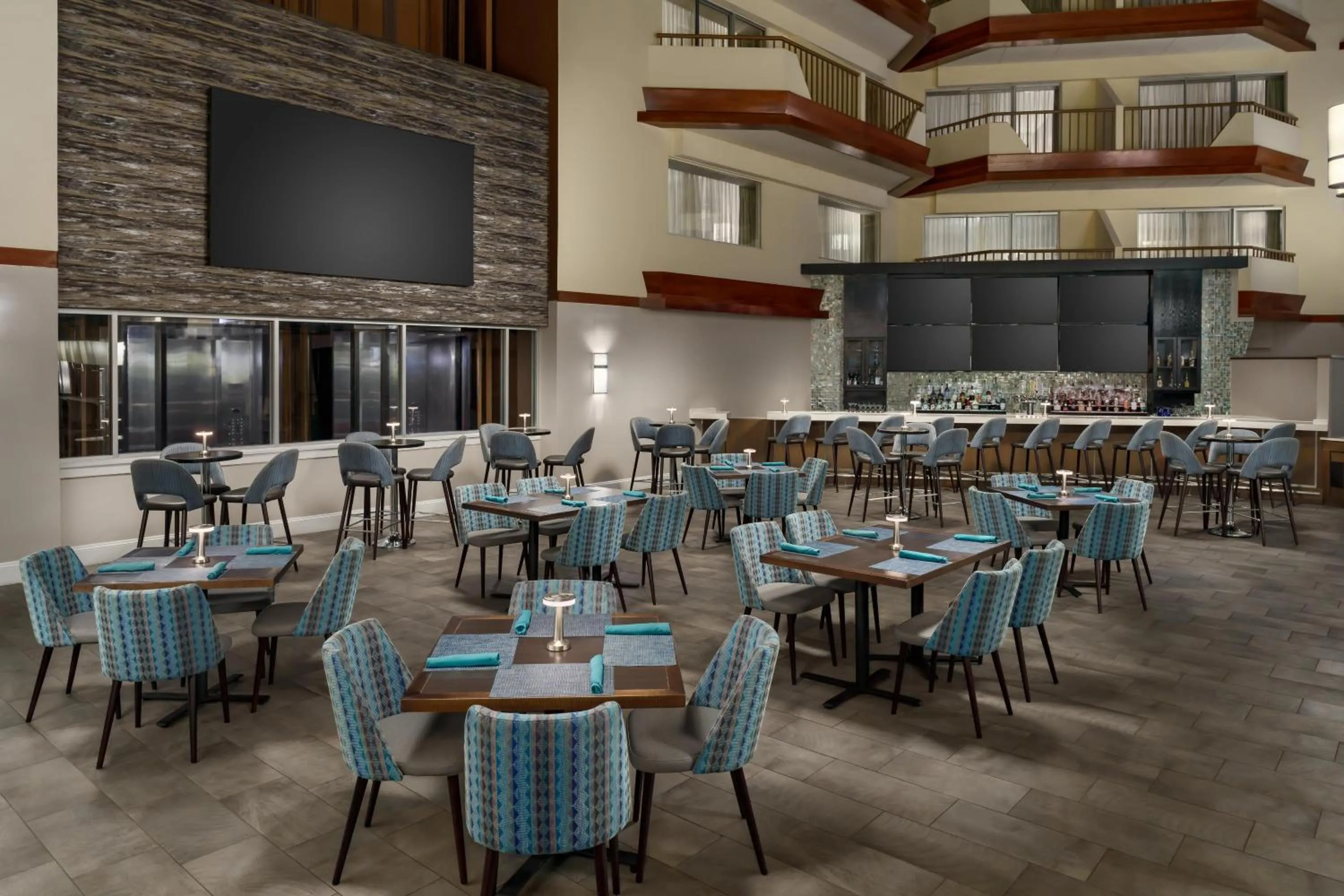 Lounge or bar in DoubleTree by Hilton Orlando Airport Hotel