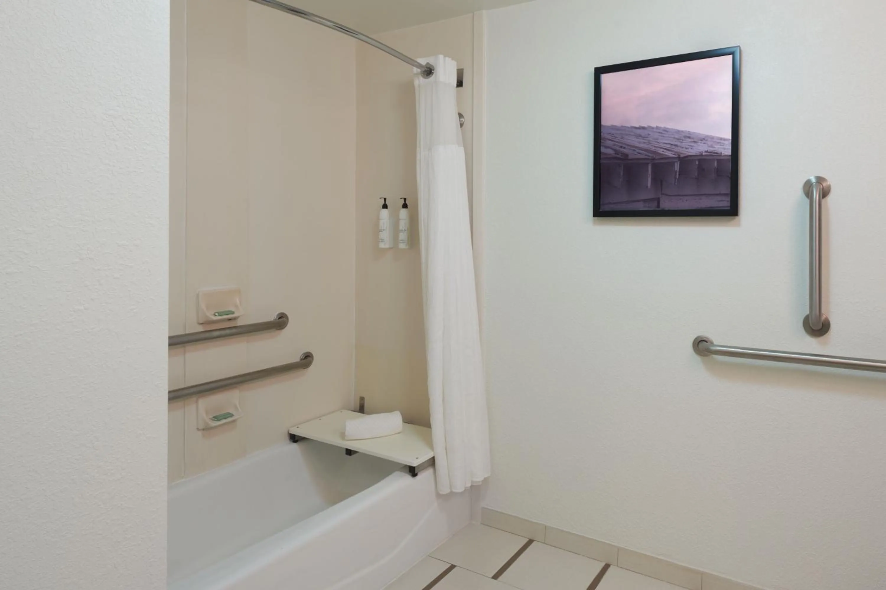 Bathroom in Fairfield Inn & Suites by Marriott Orlando International Drive/Convention Center