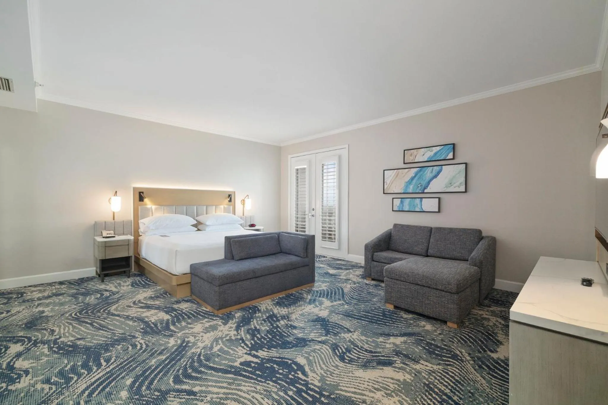 Photo of the whole room, Bed in Crowne Plaza Orlando-Downtown by IHG