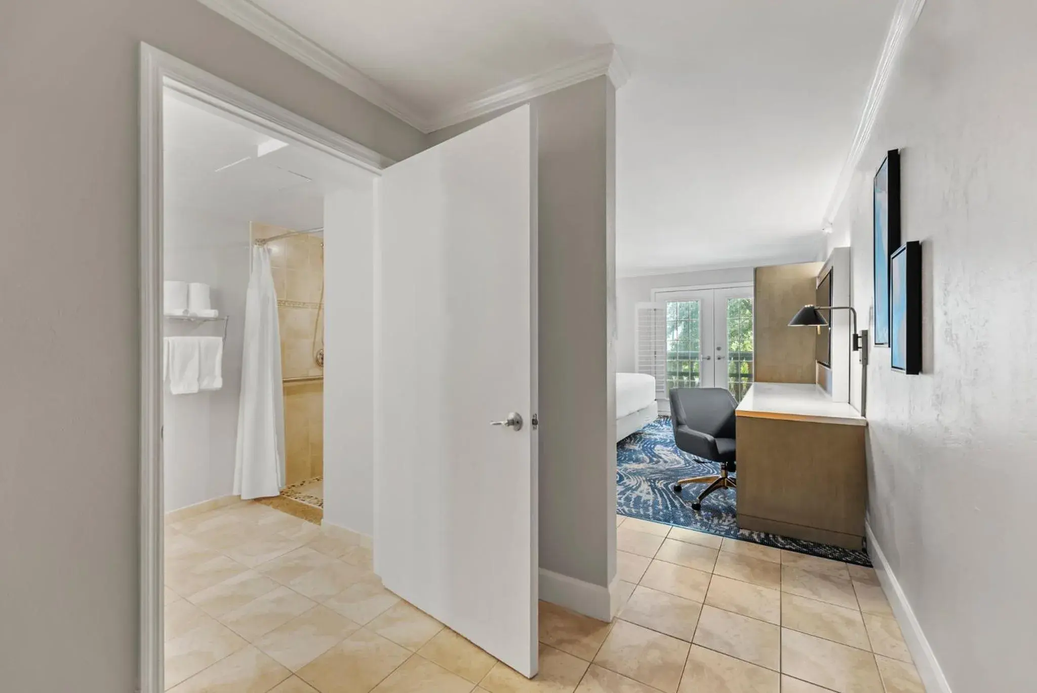 Standard King Room with Mobility Accessible Roll-In Shower in Crowne Plaza Orlando-Downtown by IHG Standard King Room with Mobility Accessible Roll-In Shower in Crowne Plaza Orlando-Downtown by IHG