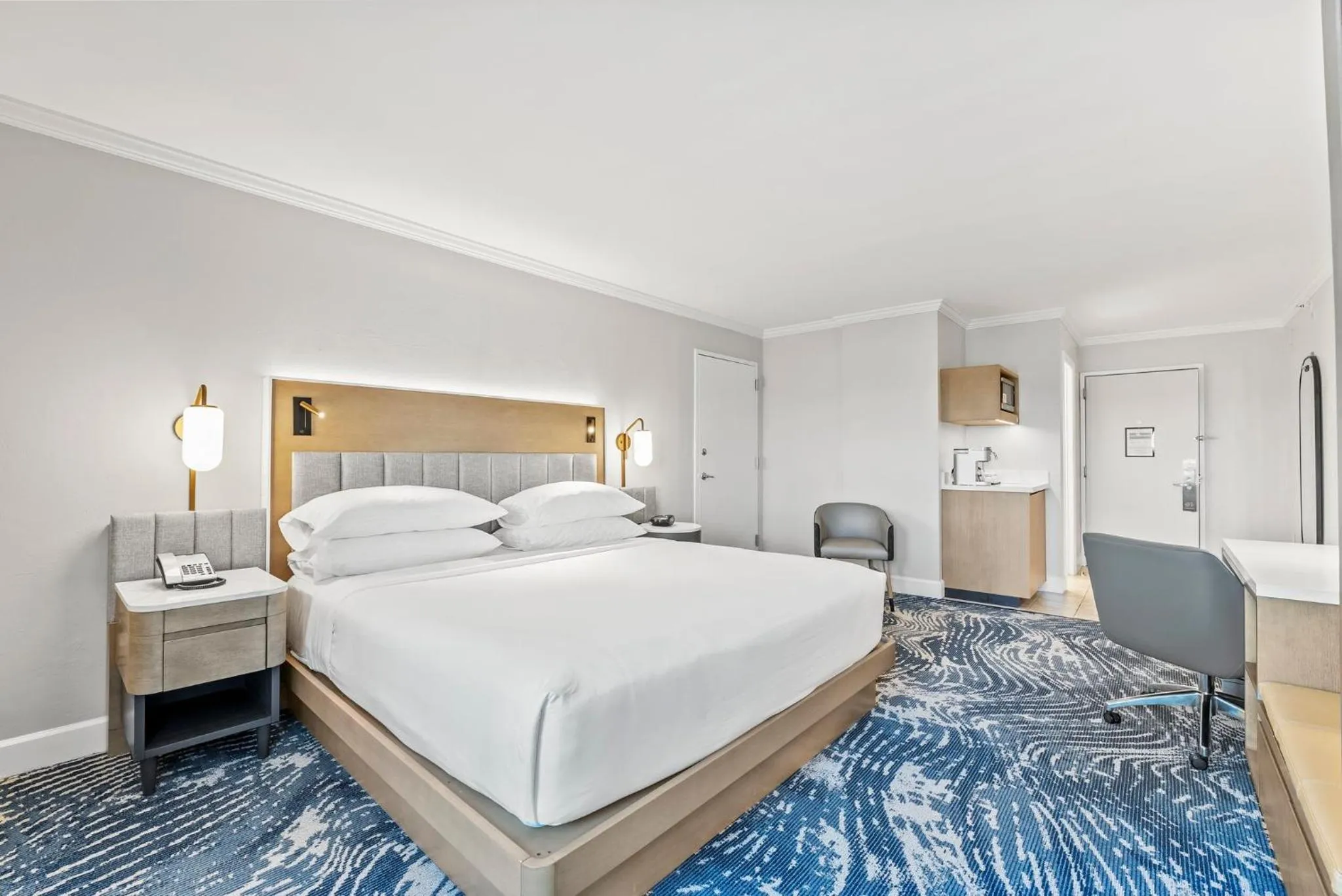 Photo of the whole room, Bed in Crowne Plaza Orlando-Downtown by IHG