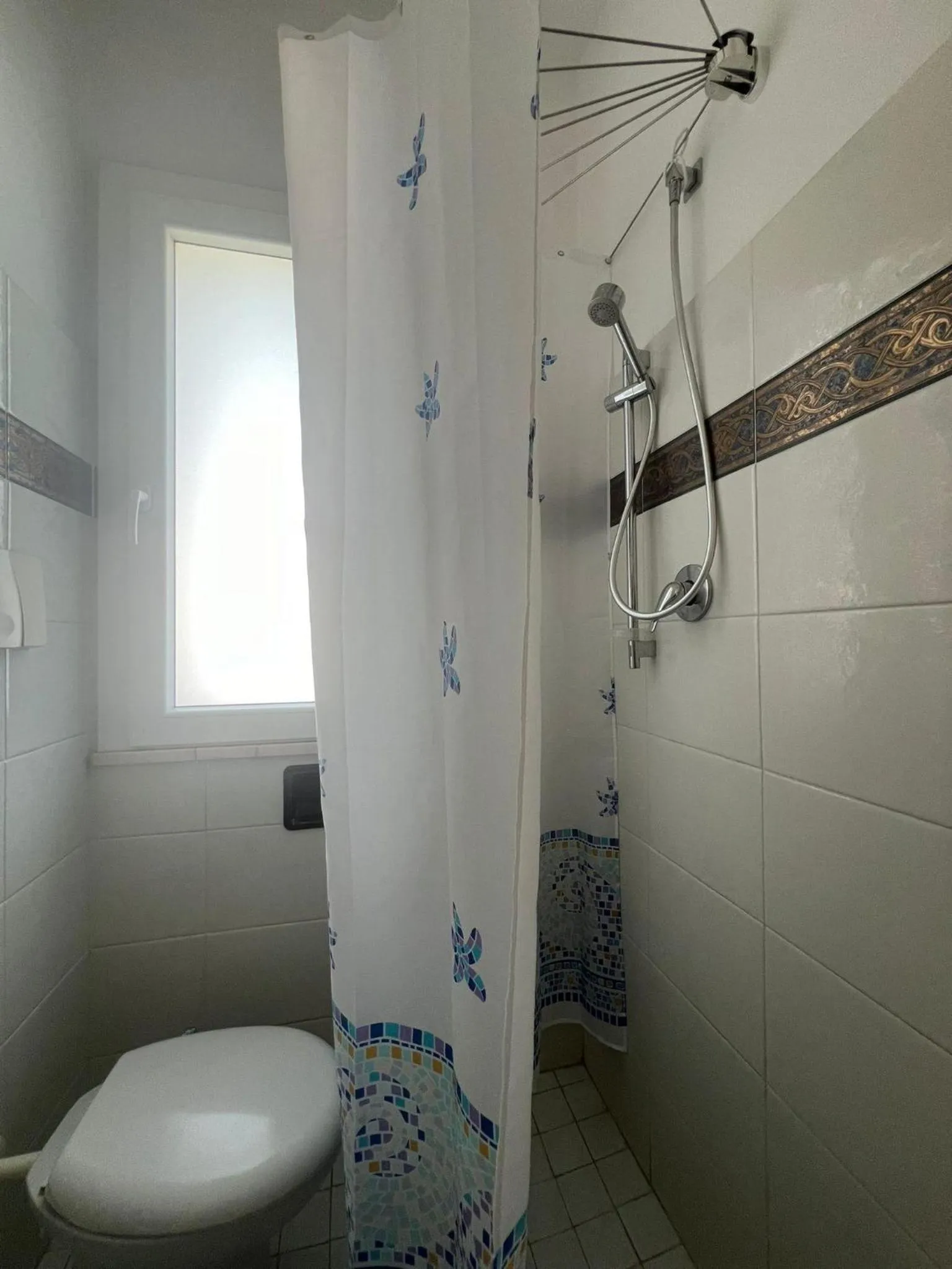 Shower in Hotel Cliff