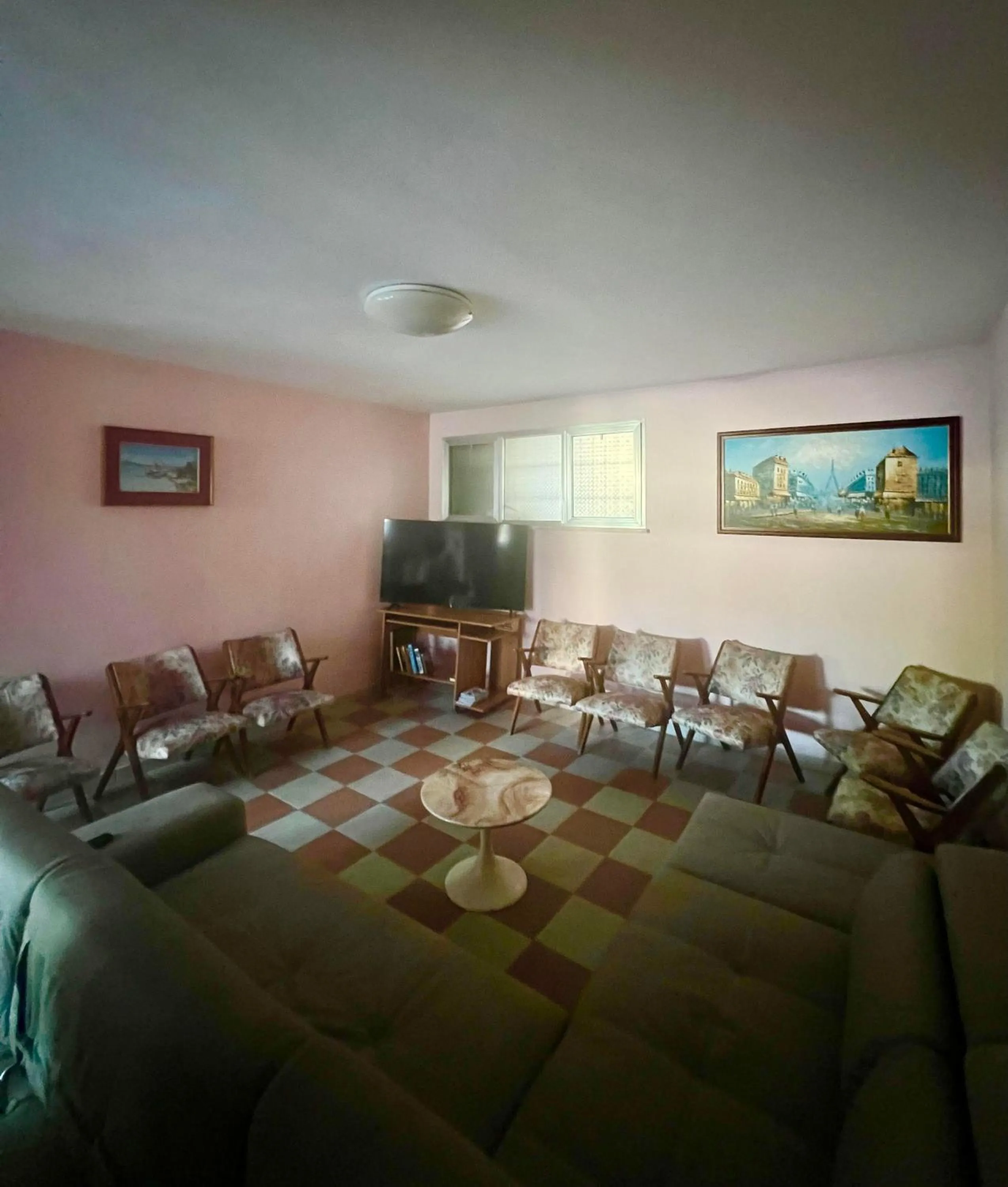 Communal lounge/ TV room in Hotel Cliff