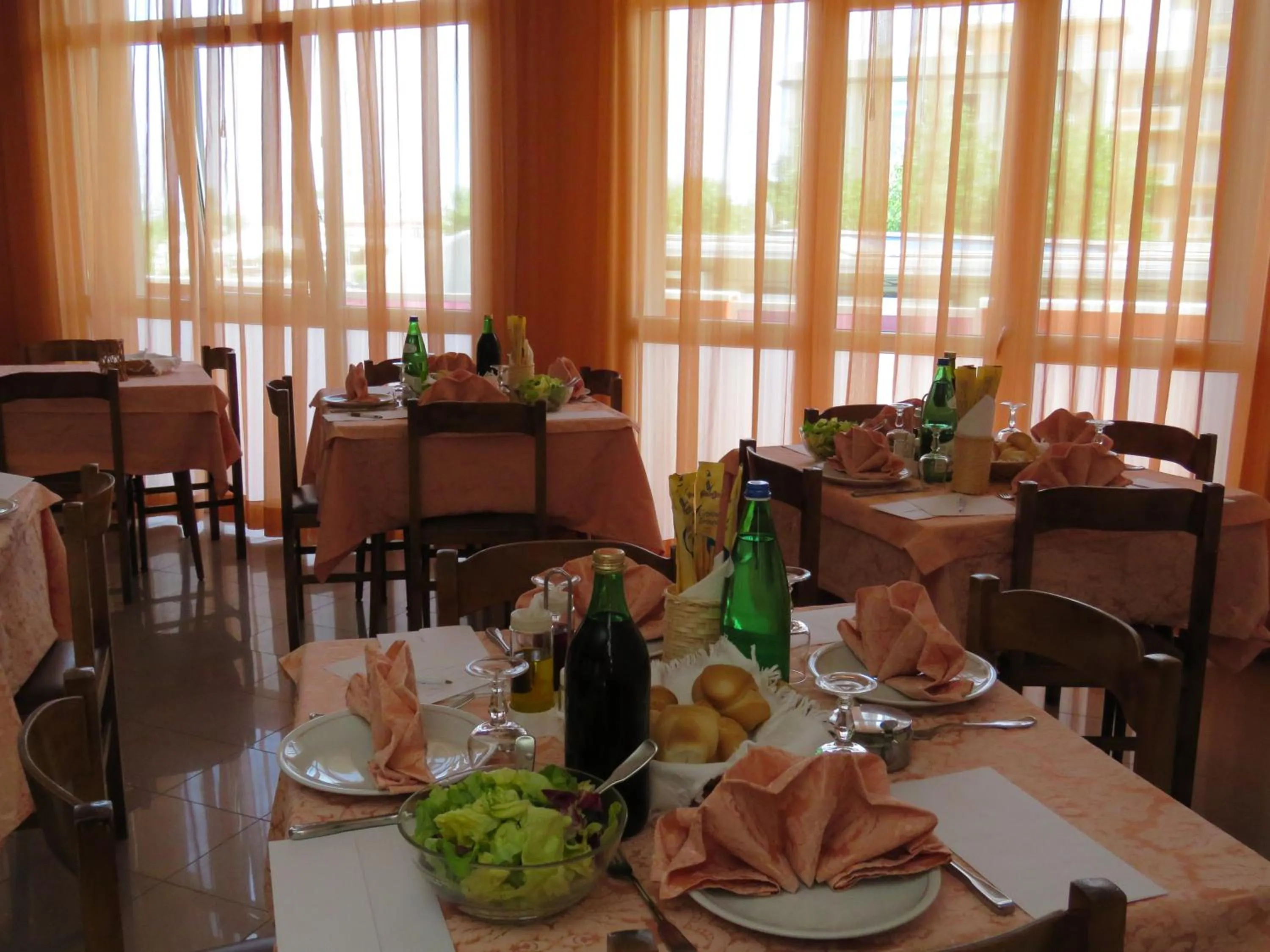 Restaurant/places to eat in Hotel Cliff