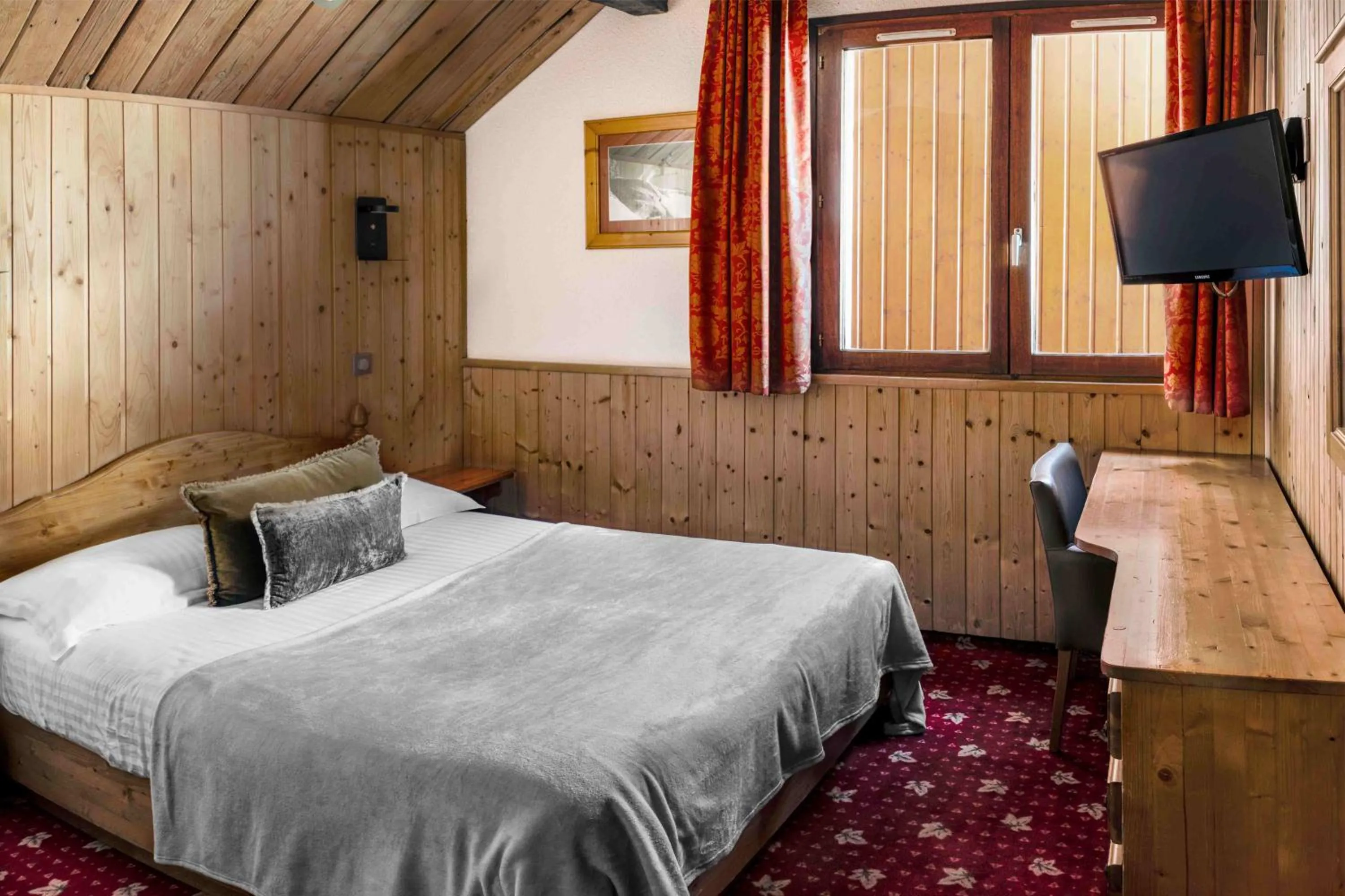 Bedroom, Bed in Hôtel Le Sherpa Val Thorens