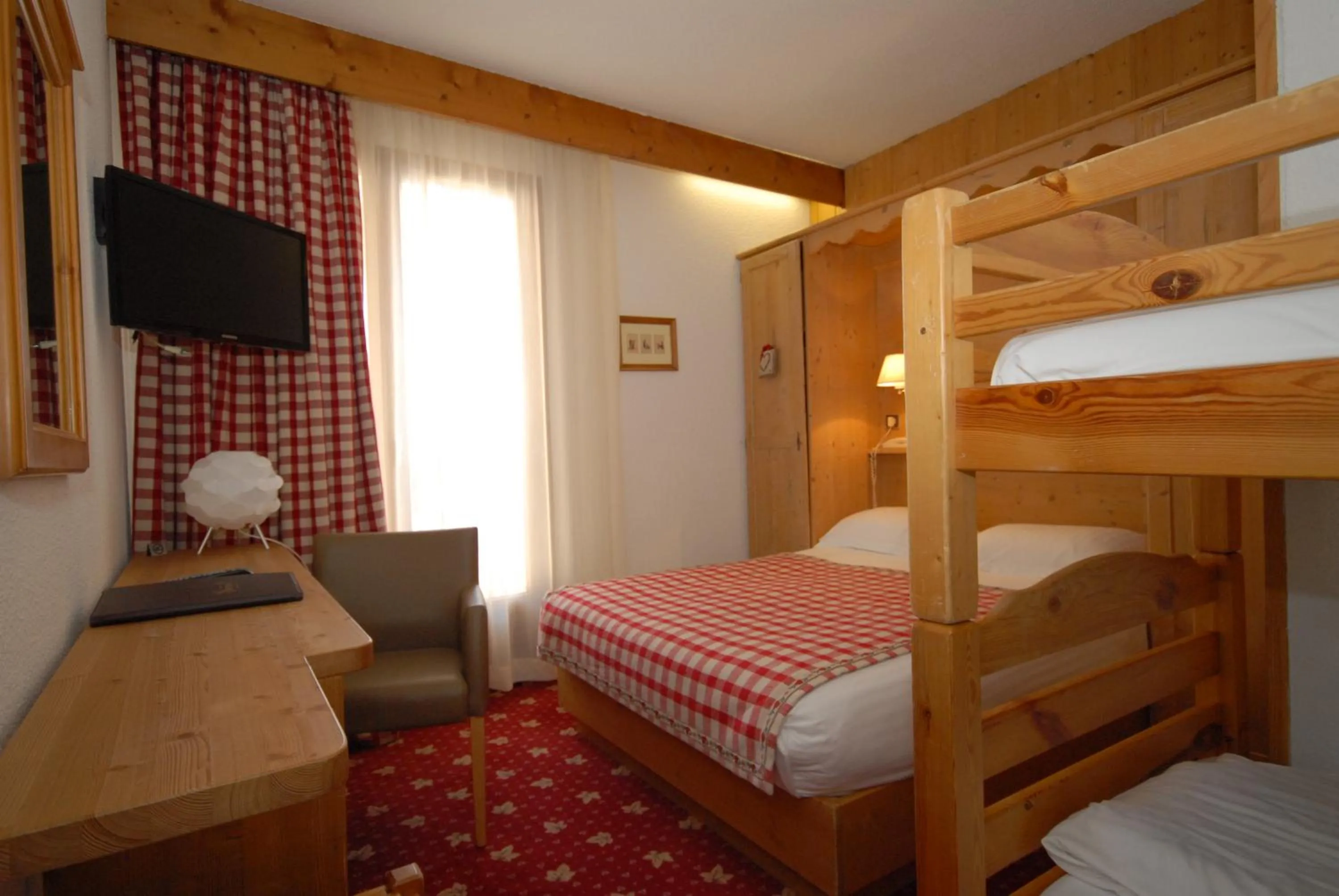 Photo of the whole room, Bed in Hôtel Le Sherpa Val Thorens