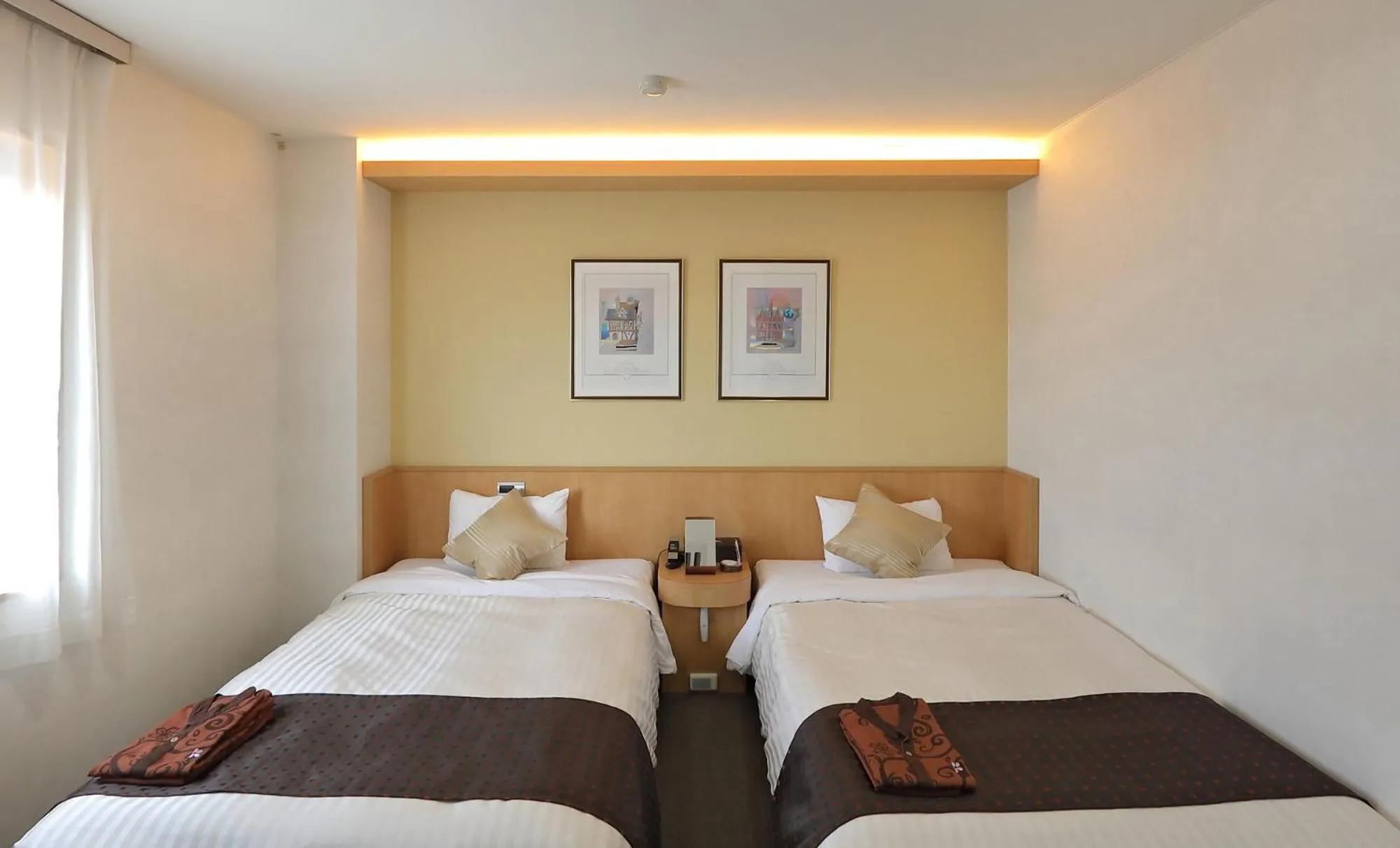 Bed in Hotel Annex Inn