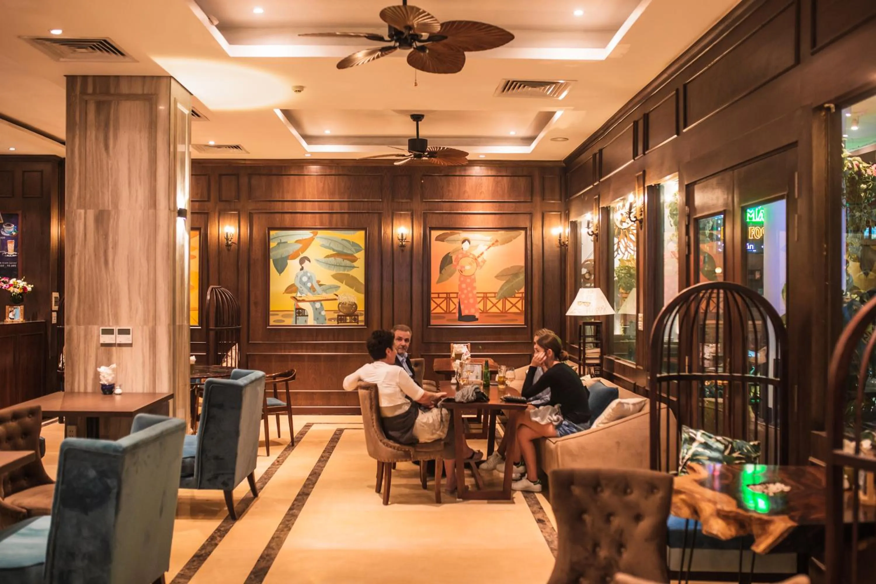 Restaurant/places to eat in Thang Long Opera Hotel