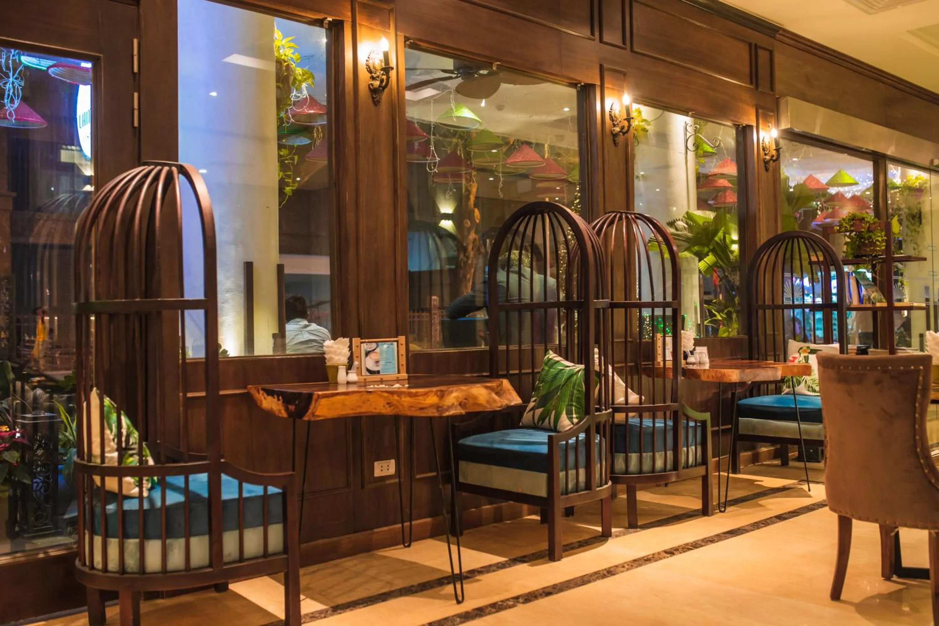 Restaurant/places to eat in Thang Long Opera Hotel