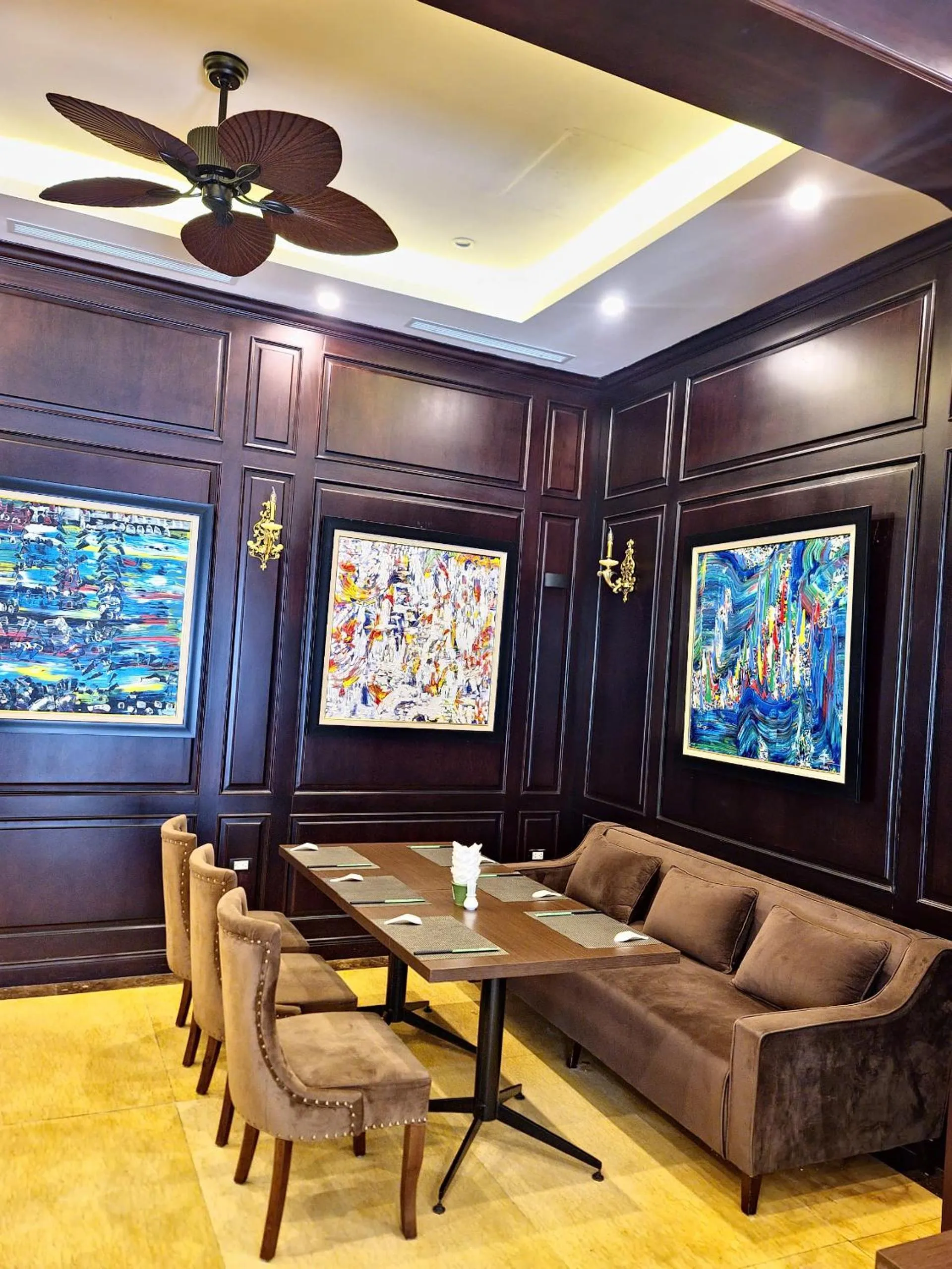 Restaurant/places to eat in Thang Long Opera Hotel