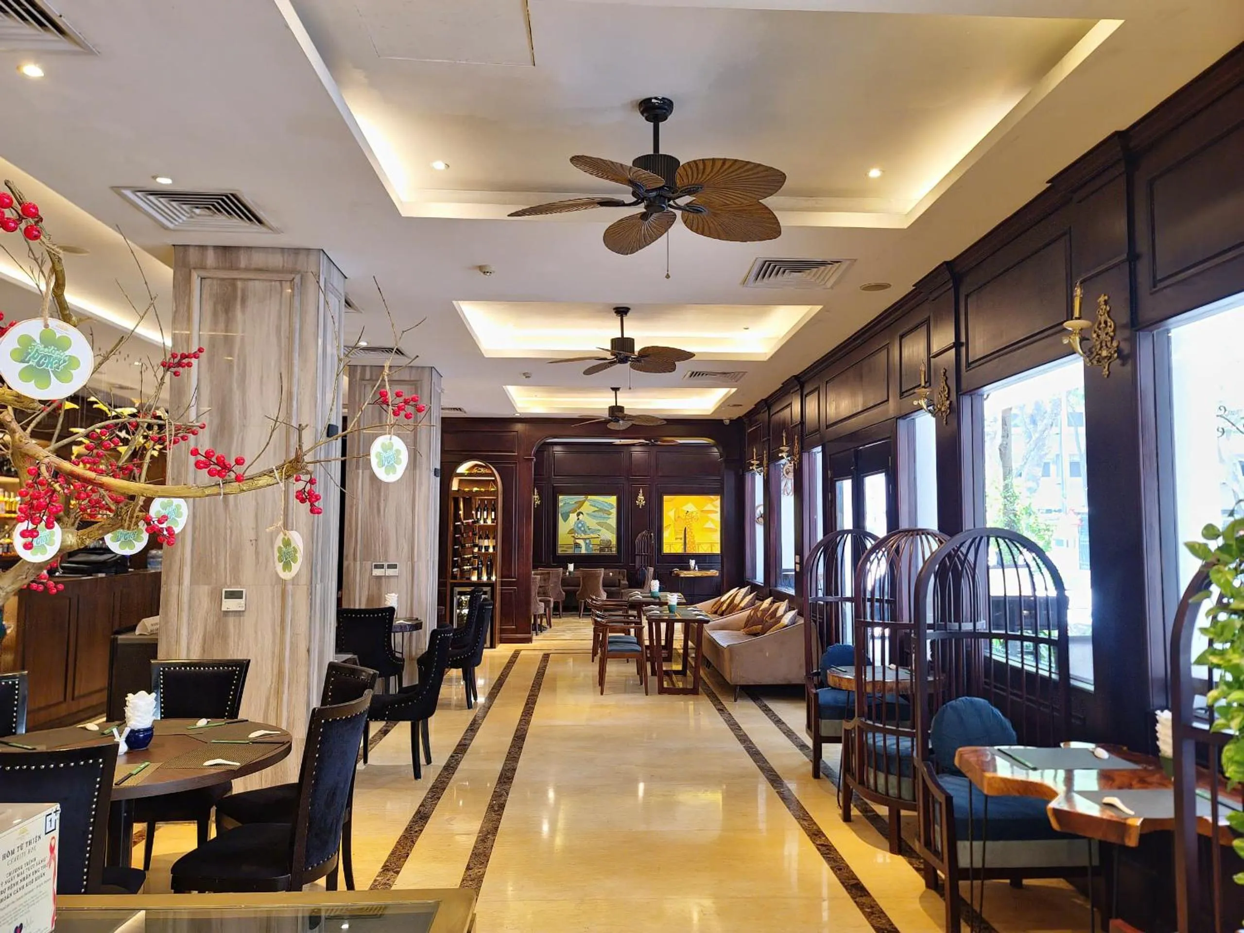 Restaurant/places to eat in Thang Long Opera Hotel