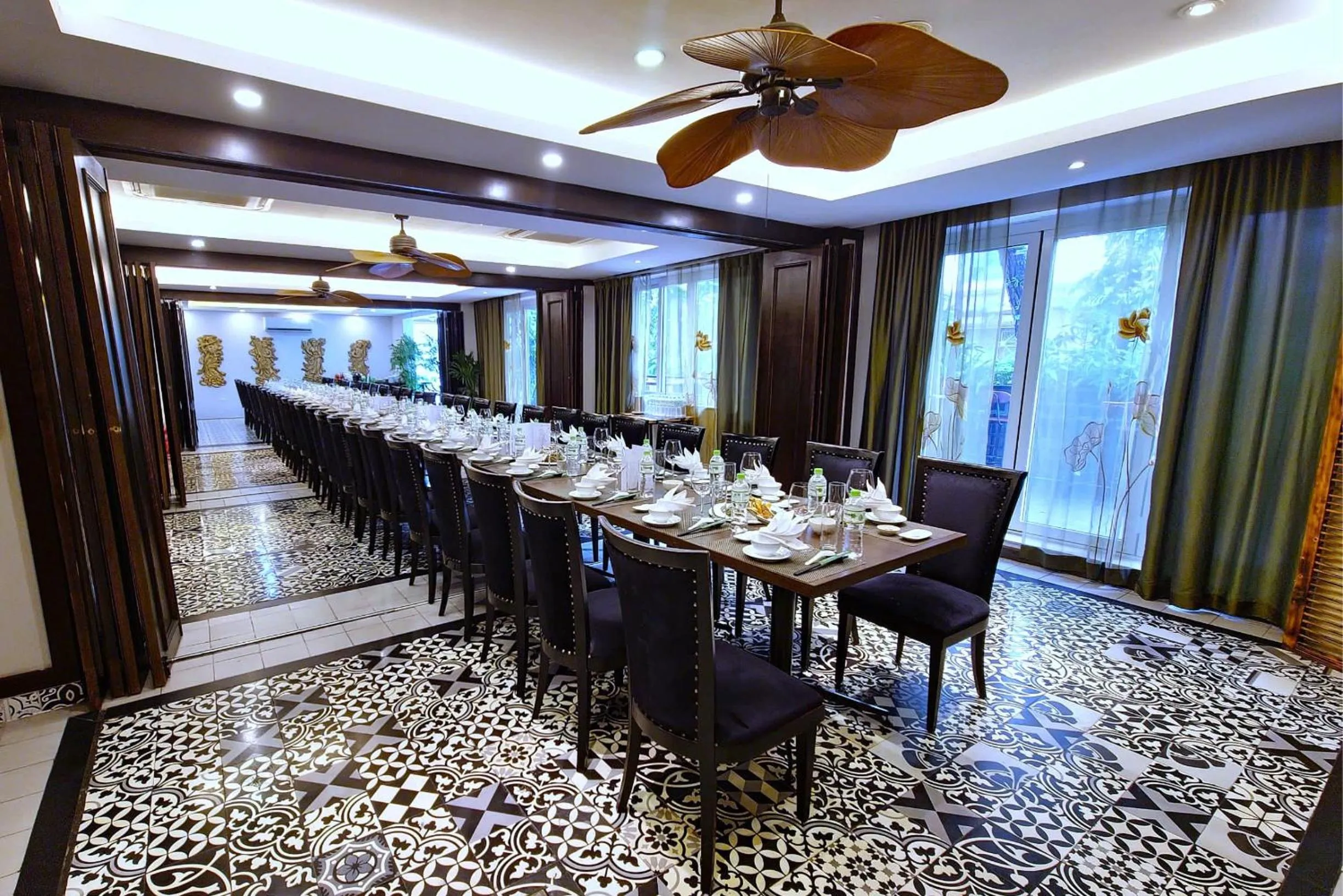 Restaurant/places to eat in Thang Long Opera Hotel