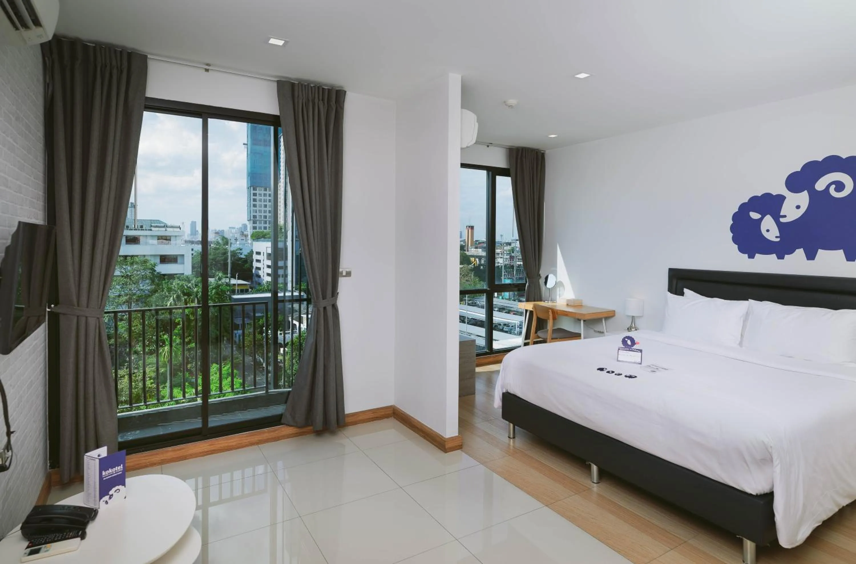 Photo of the whole room, Bed in Kokotel Bangkok Sukhumvit 50