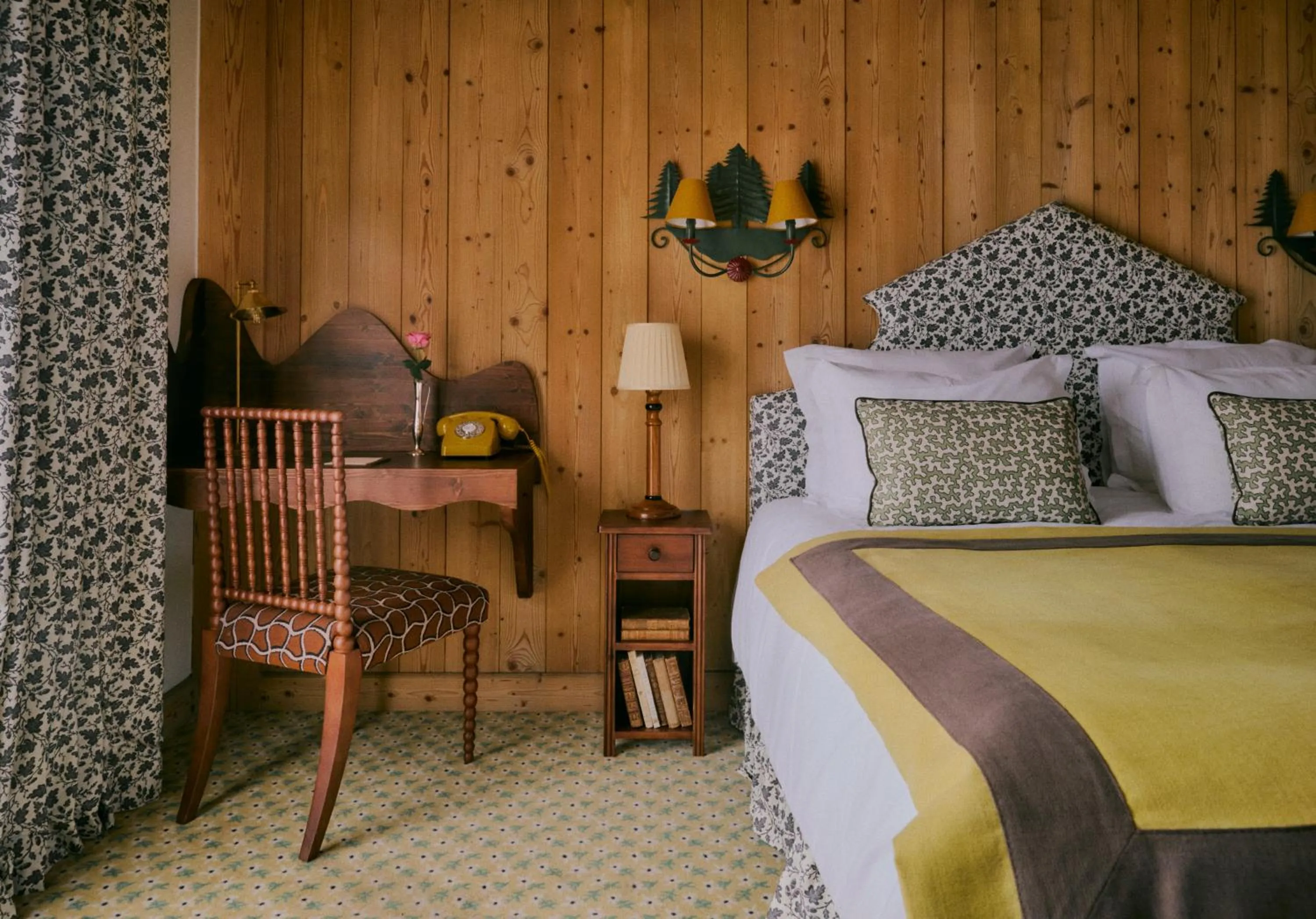 Bed in Hôtel Saint-Georges Relais & Châteaux