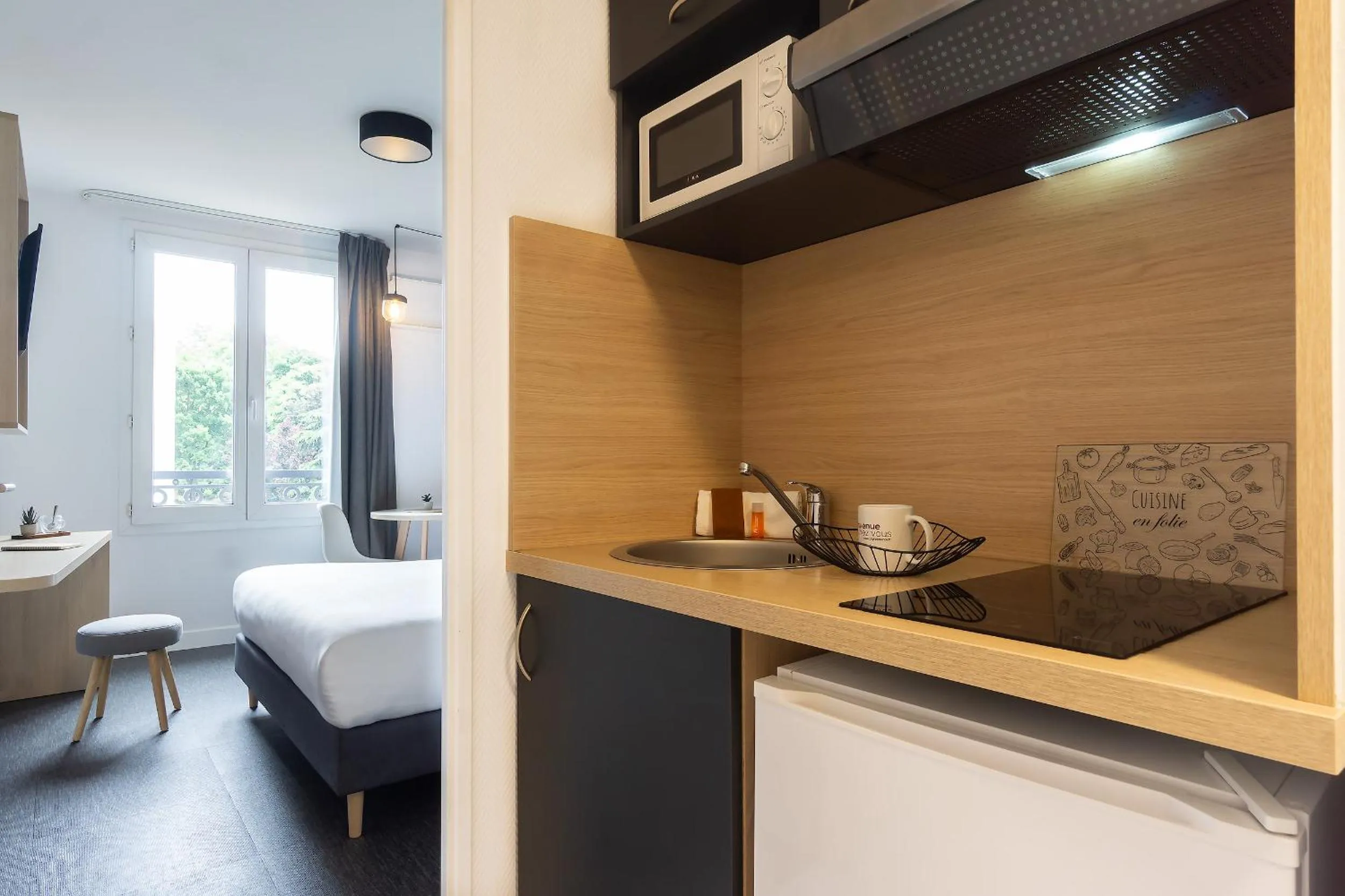 Kitchen or kitchenette, Bed in City Résidence Paris Saint-Maurice