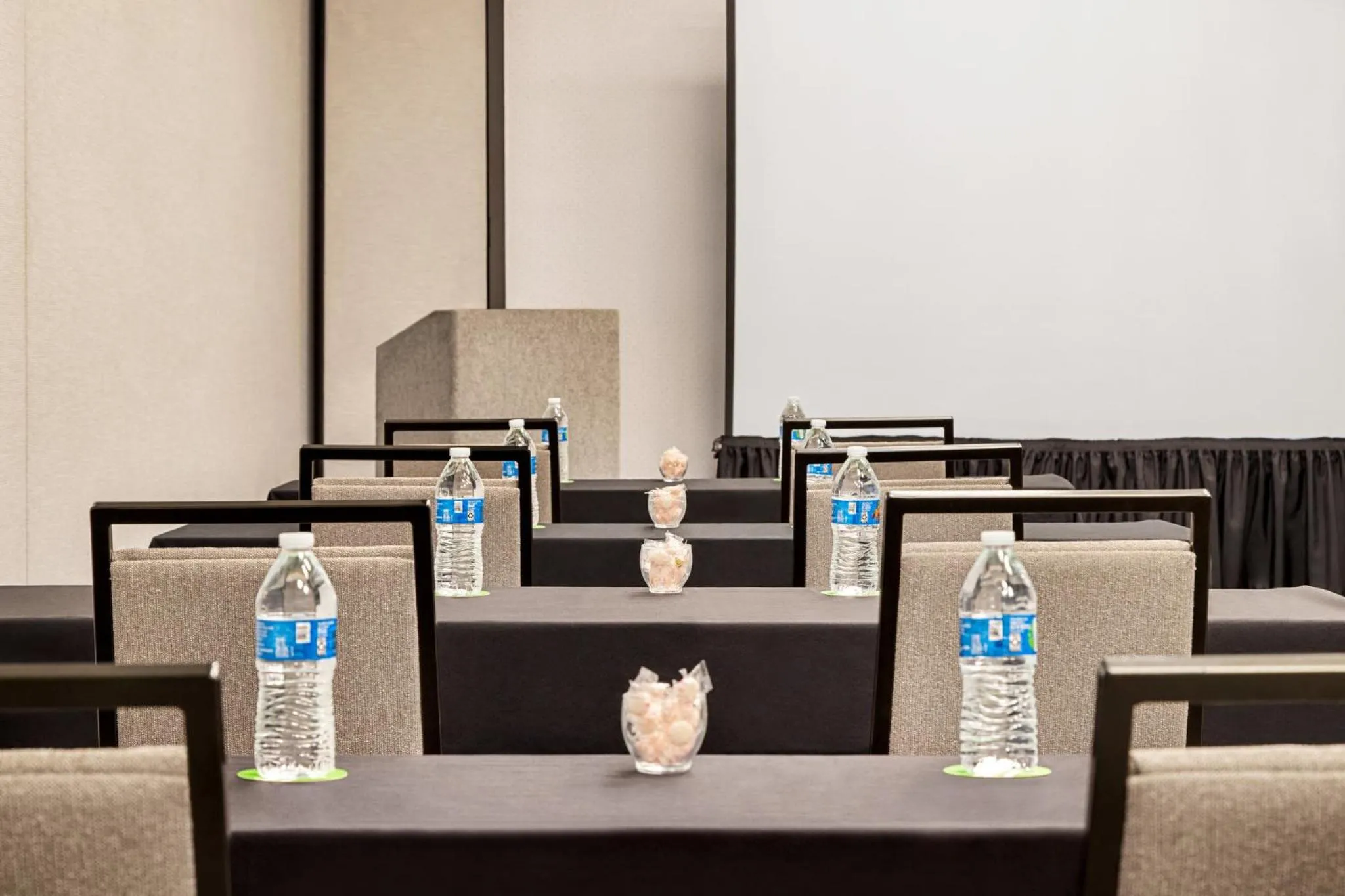 Meeting/conference room in Holiday Inn Orlando International Airport by IHG