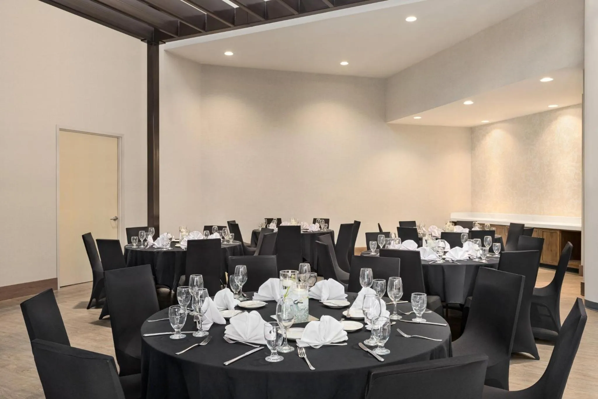 Meeting/conference room in Holiday Inn Orlando International Airport by IHG