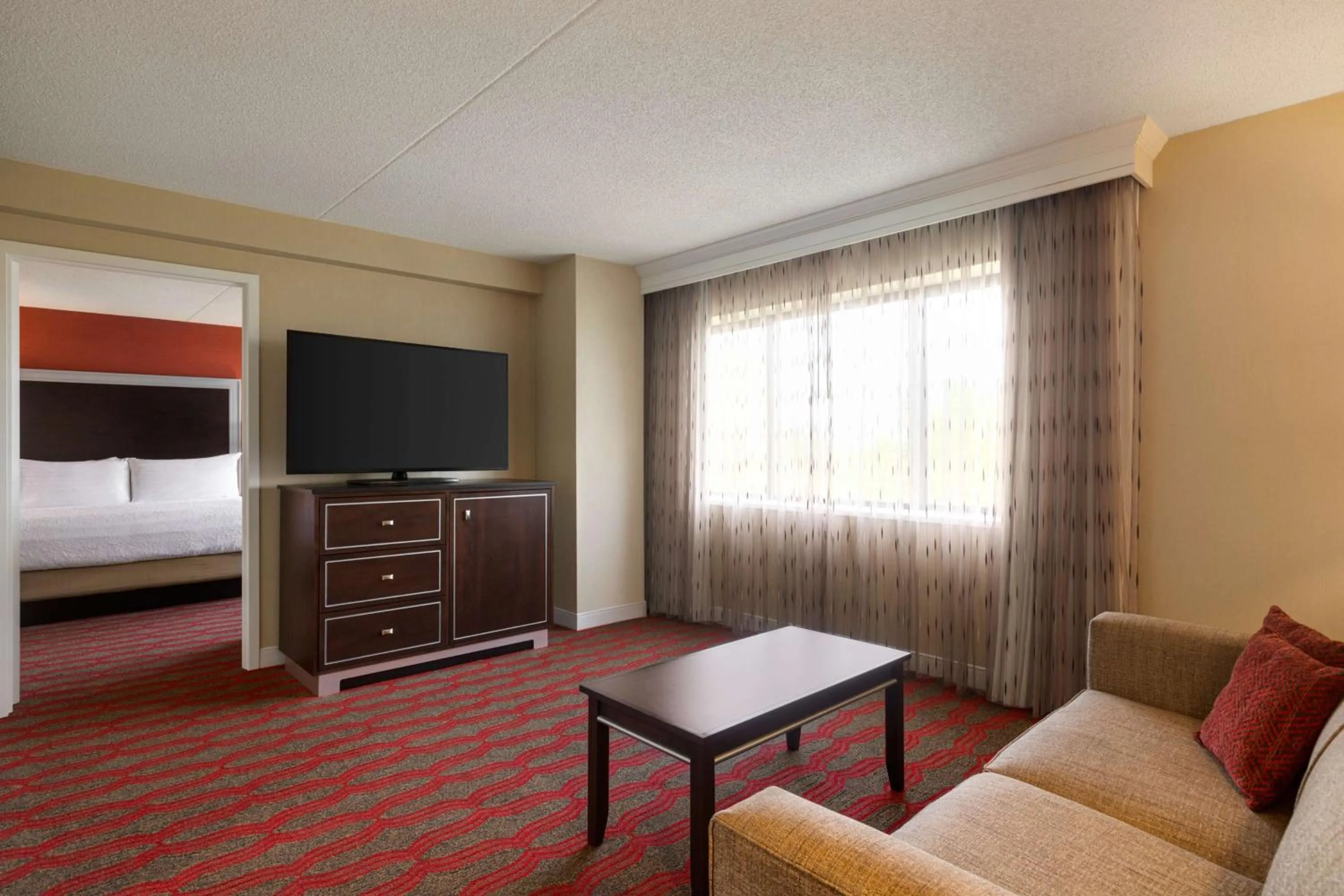 Living room, Bed in DoubleTree by Hilton New York-LaGuardia