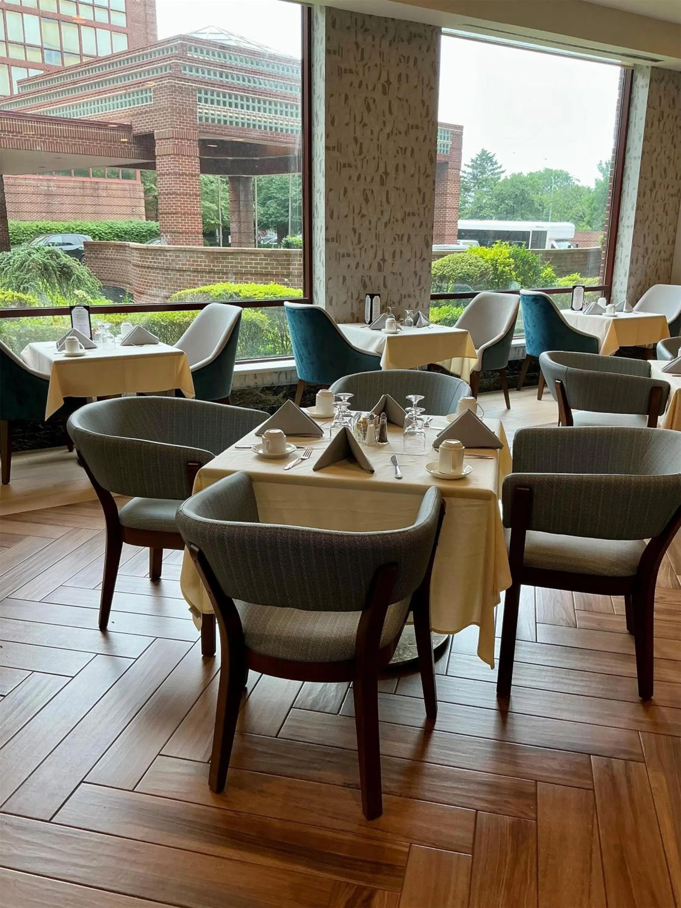 Restaurant/places to eat in DoubleTree by Hilton New York-LaGuardia