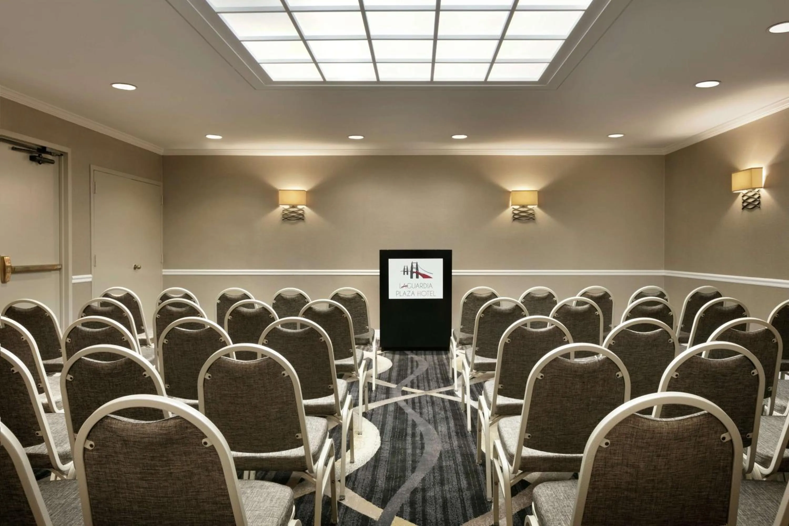 Meeting/conference room in DoubleTree by Hilton New York-LaGuardia