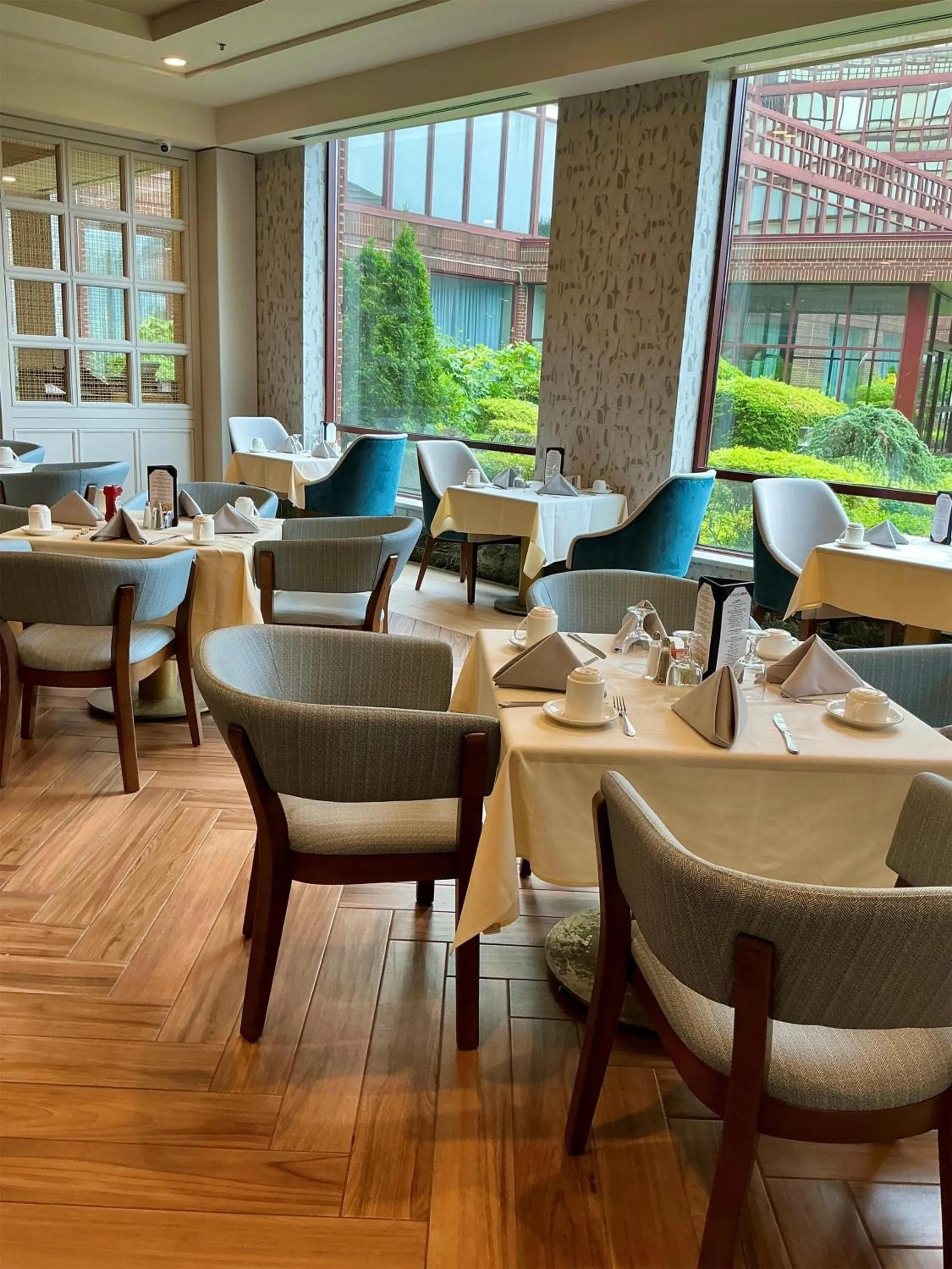 Restaurant/places to eat in DoubleTree by Hilton New York-LaGuardia