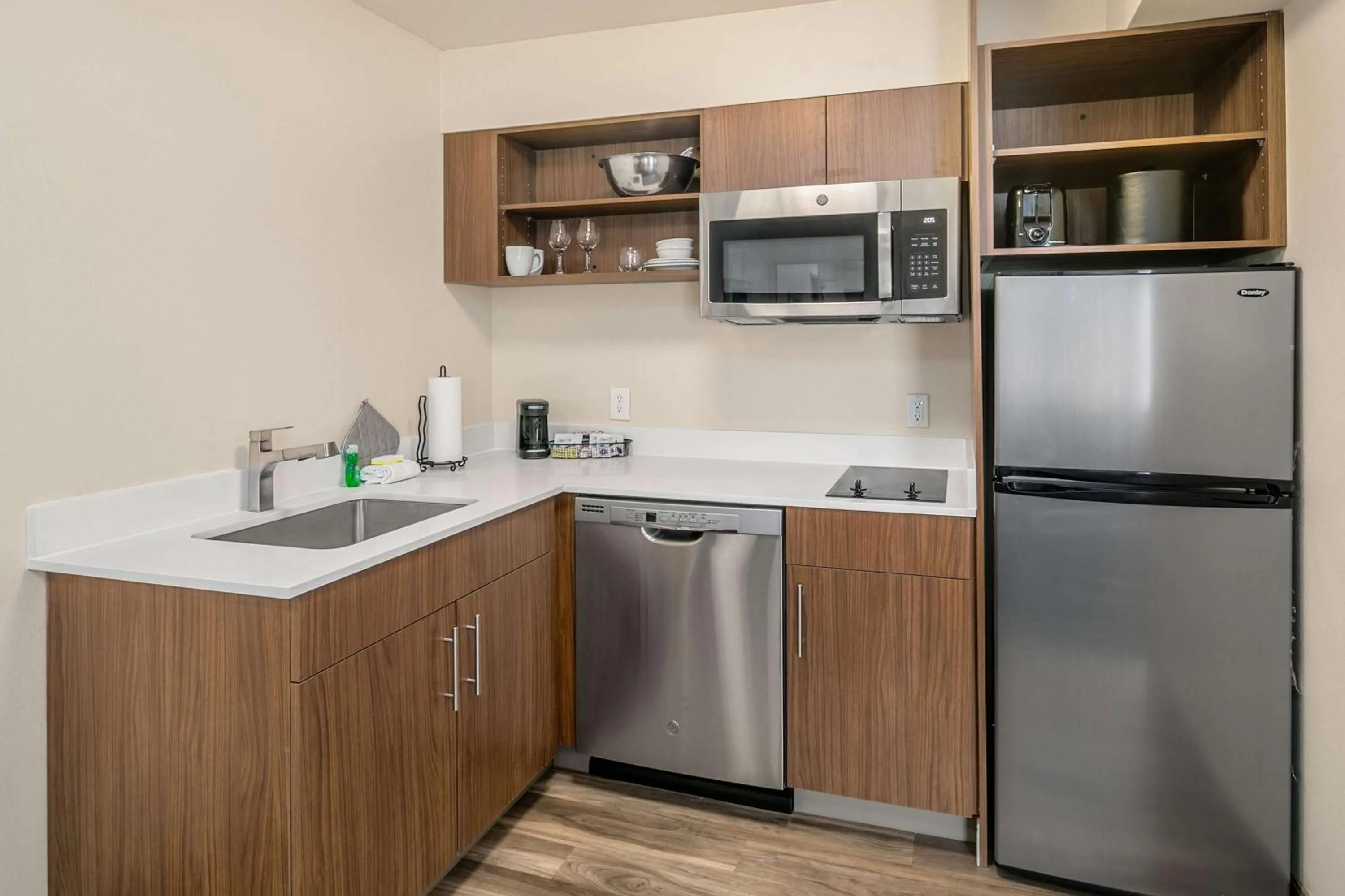 Kitchen or kitchenette in Executive Residency by Best Western Navigator Inn & Suites